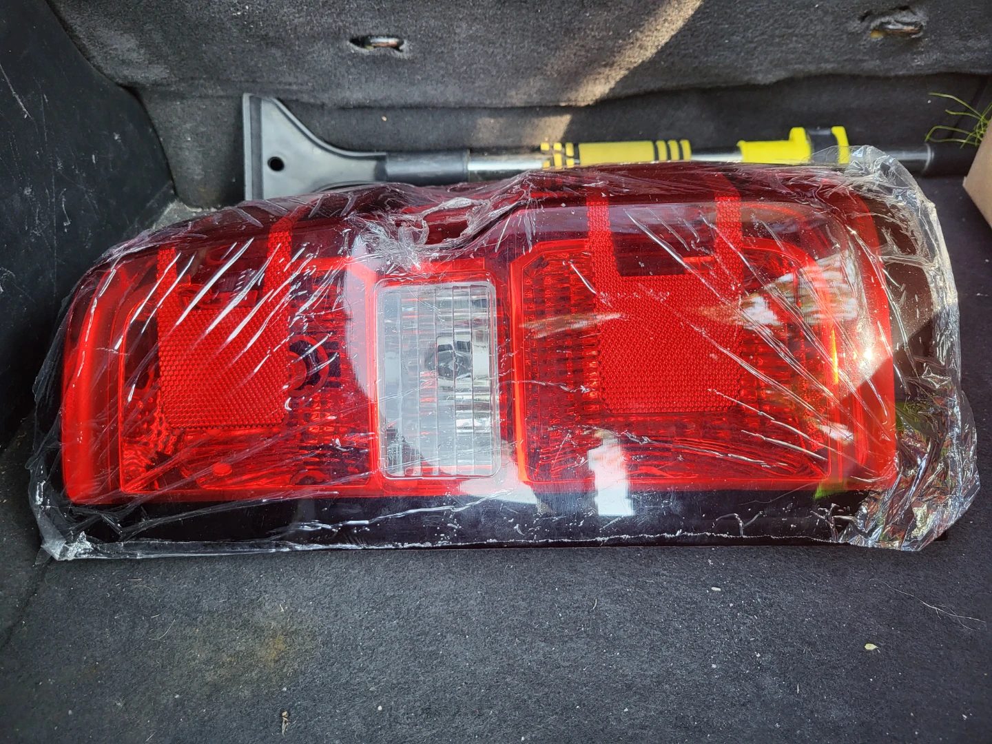 Chevrolet Silverado right tailight - photo 3