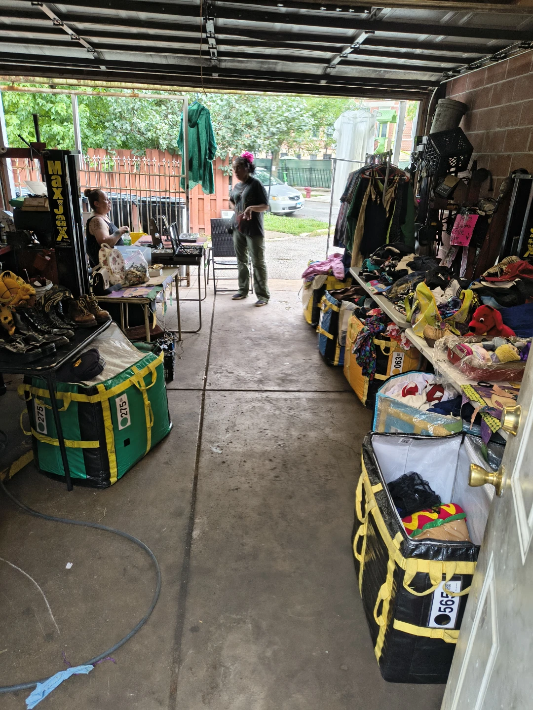 Vintage clothes, video games, jewelry, garage sale - photo 5