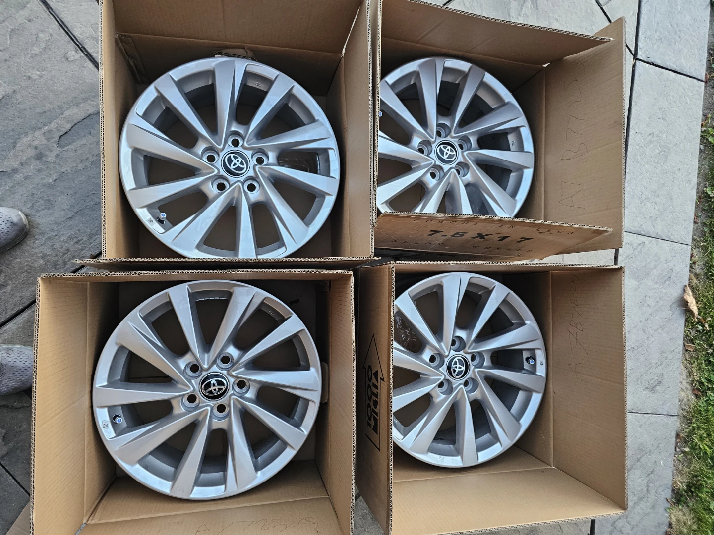 Set of 4 Toyota Alloy Wheels 17" 7.5 from Camry 2023 SE