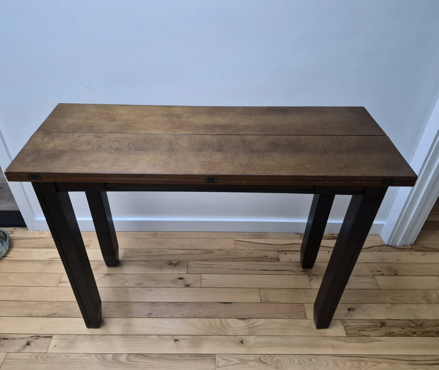 Expandable Walnut Kitchen Table with Leaflets