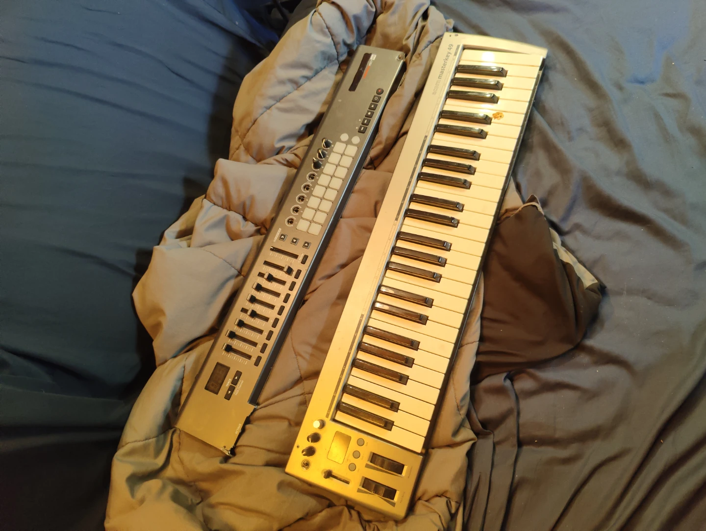 MIDI keyboard piano with drum pad
