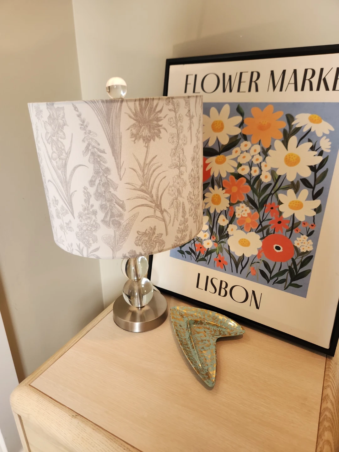 MODERN BOUTIQUE STYLE TRI-LITE LAMP WITH GRAY FLORAL  SHADE.