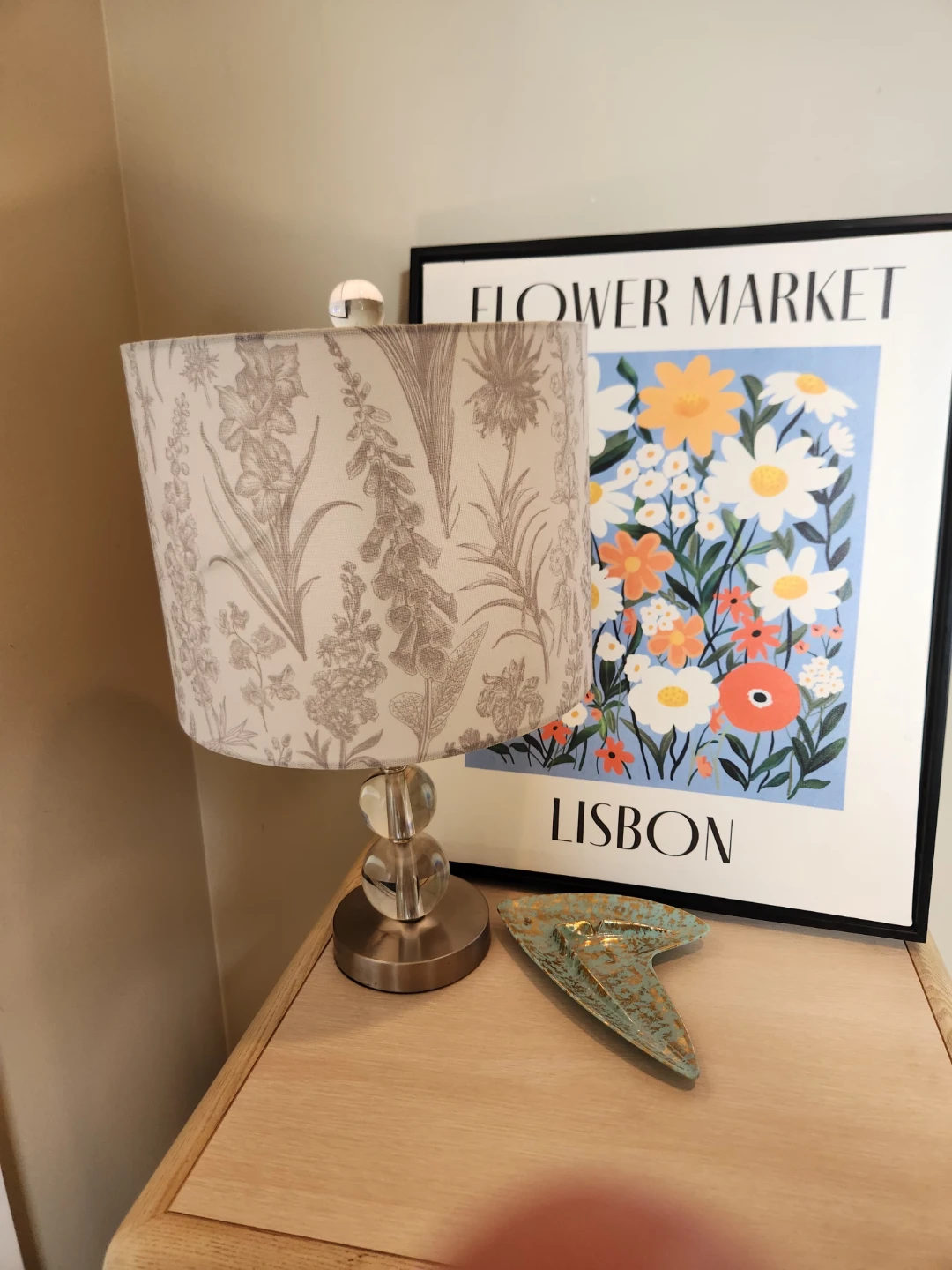 MODERN BOUTIQUE STYLE TRI-LITE LAMP WITH GRAY FLORAL  SHADE. - photo 4
