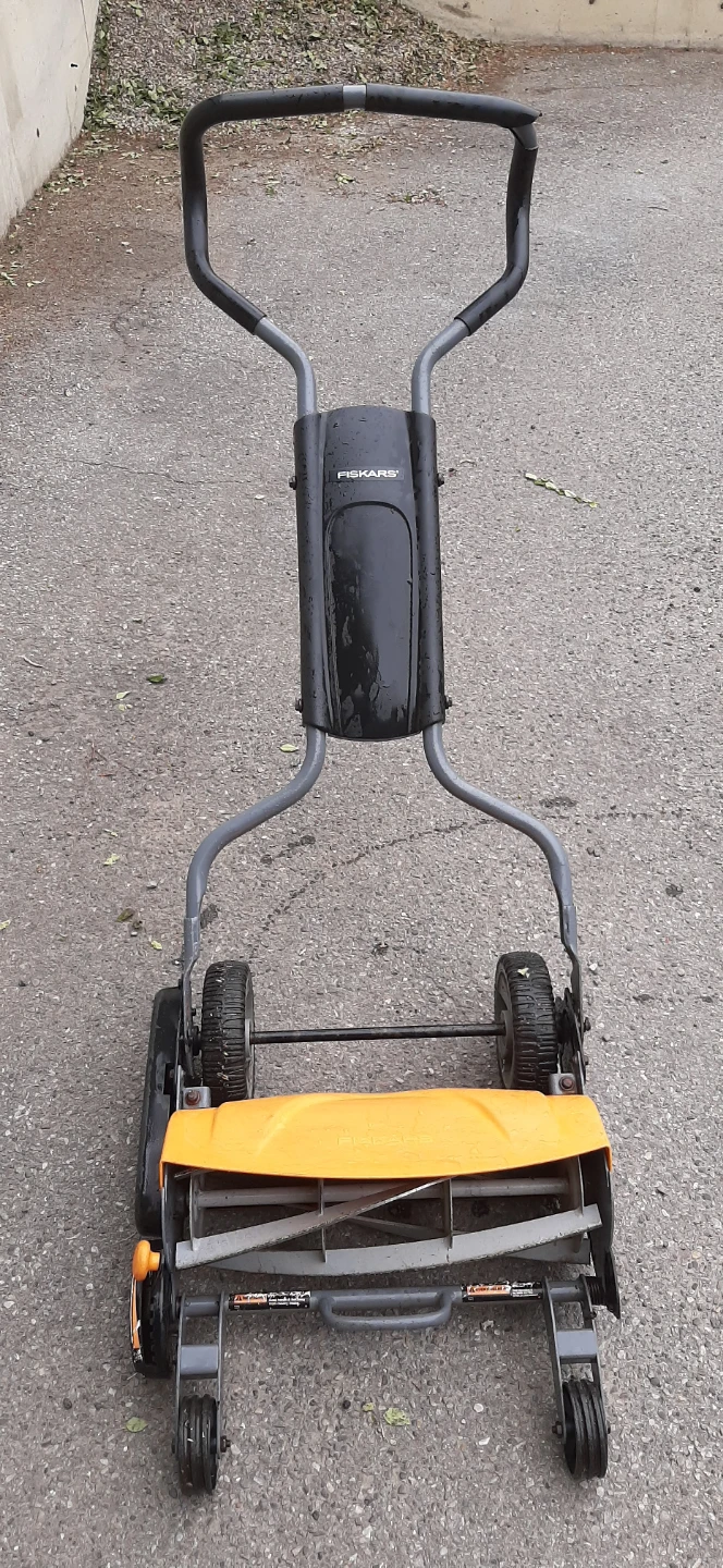 Premium Stay Sharp Fiskars Reel Mower - photo 2