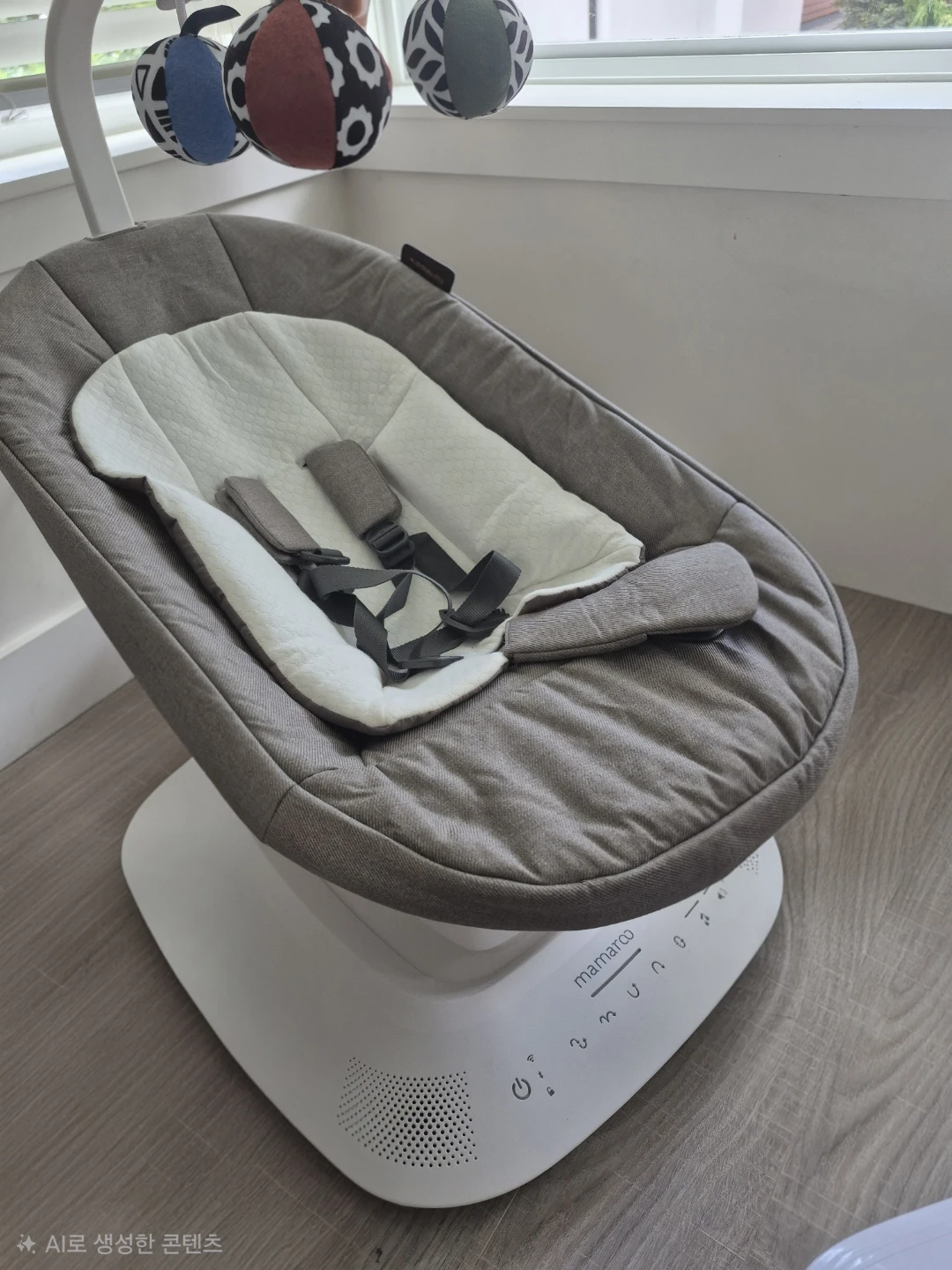 Macaroons baby swing (excellent condition)