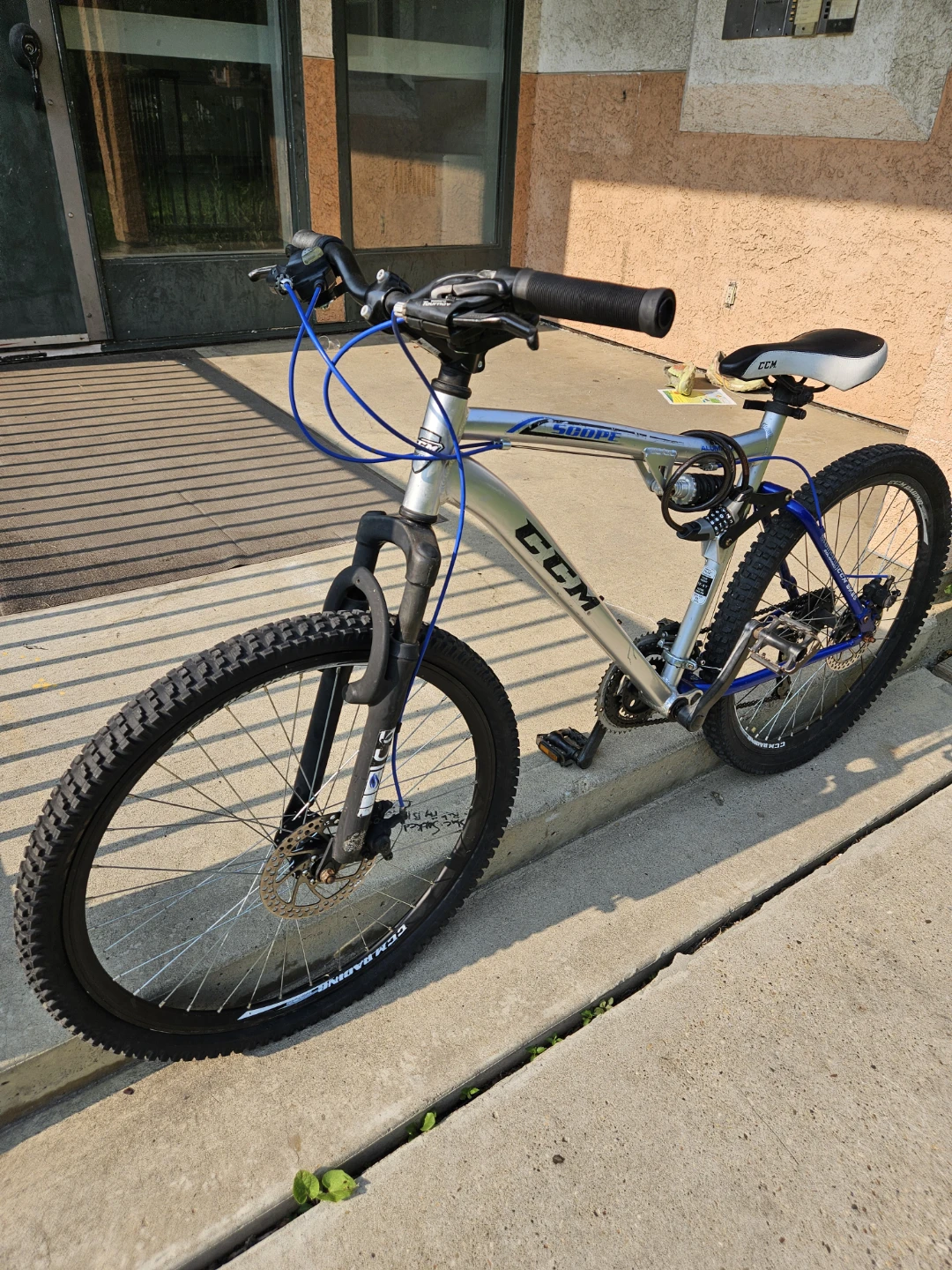 CCM Mountain bike (front wheel needs a tube) - photo 2