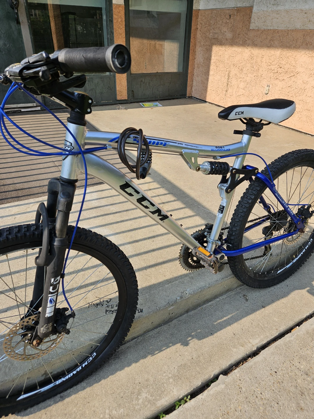 CCM Mountain bike (front wheel needs a tube) - photo 3