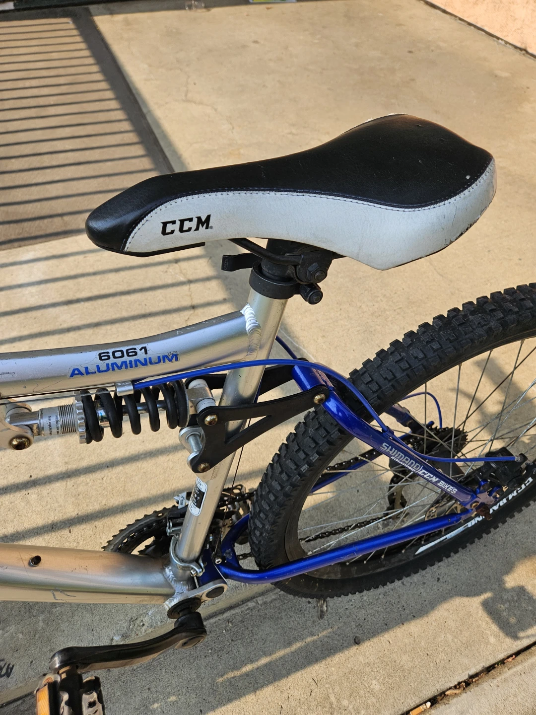 CCM Mountain bike (front wheel needs a tube) - photo 4
