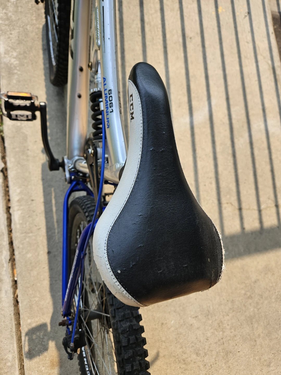 CCM Mountain bike (front wheel needs a tube) - photo 5