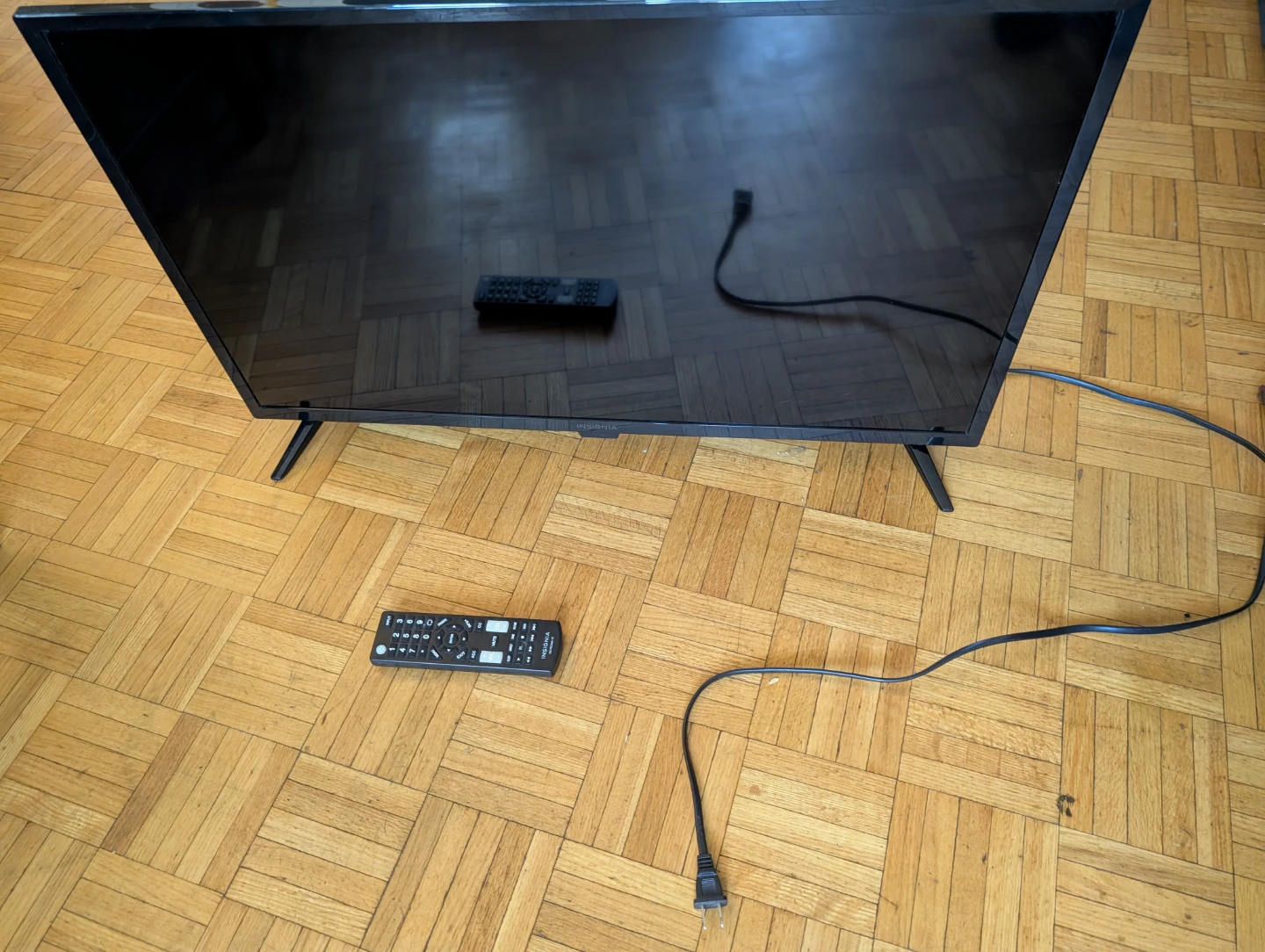 Insignia 32" LED TV with Remote - Good Condition