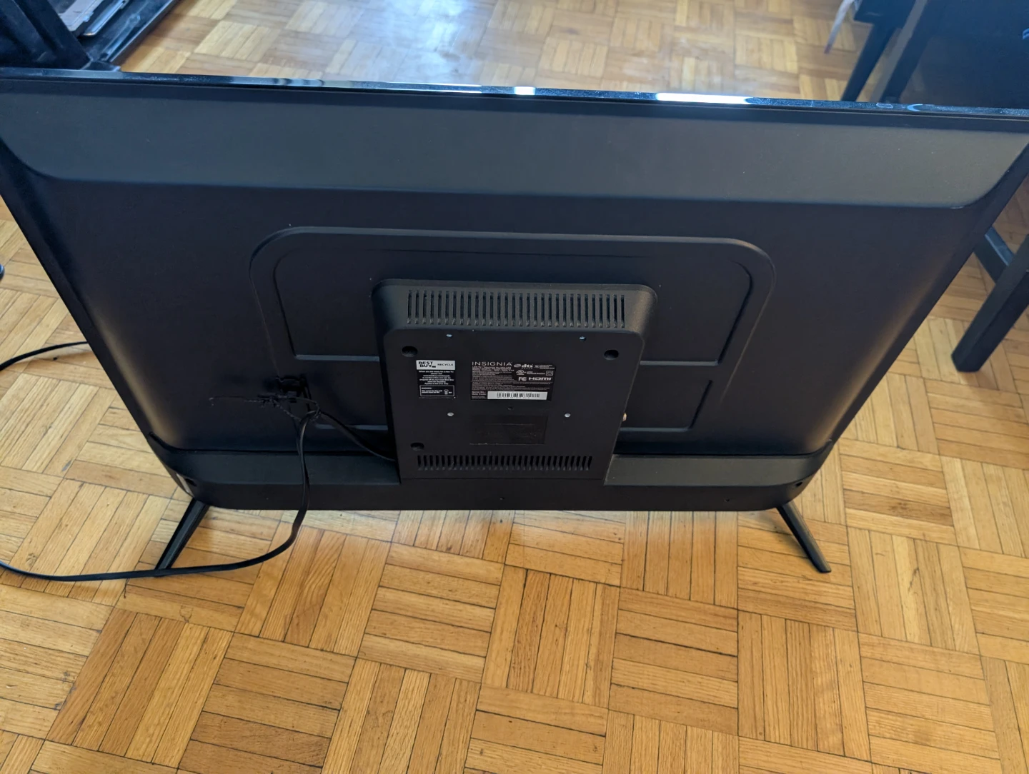 Insignia 32" LED TV with Remote - Good Condition - photo 2