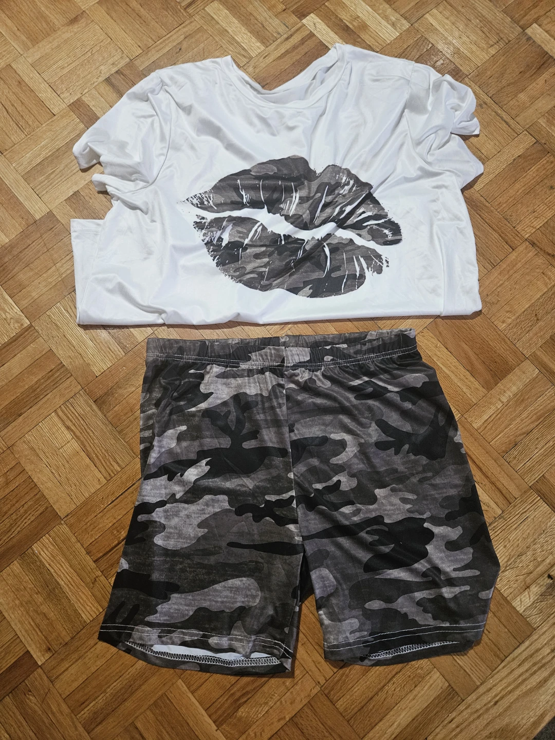 White T-shirt with Lips graphic and Camo Shorts Set - photo 2
