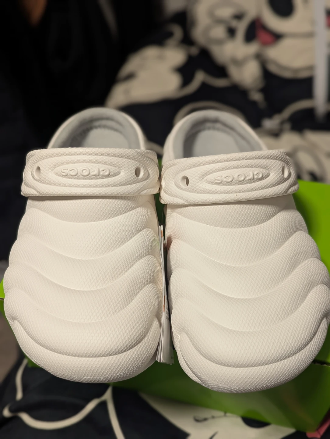 (BNWT) Crocs Classic Lined Overpuff Clogs in White M4 W6