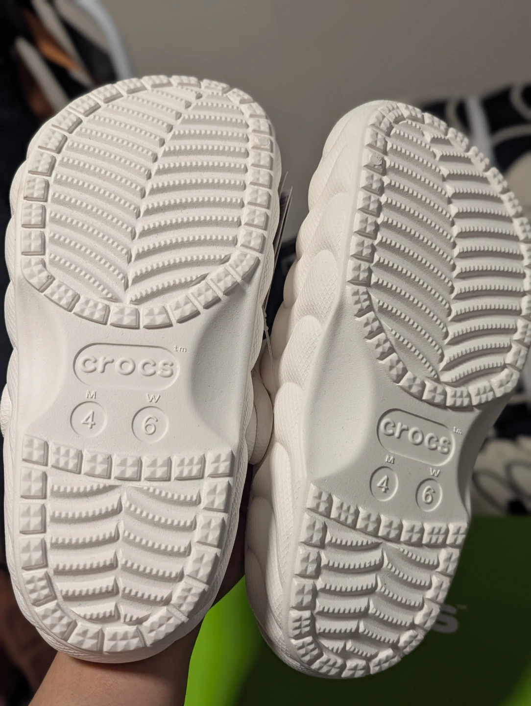 (BNWT) Crocs Classic Lined Overpuff Clogs in White M4 W6 - photo 4