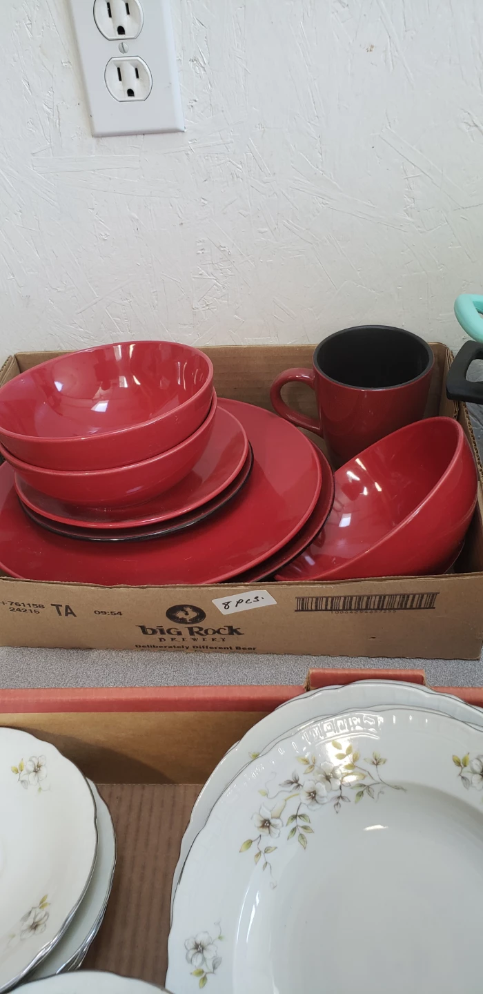 Red Dinnerware Set - 8 Pieces