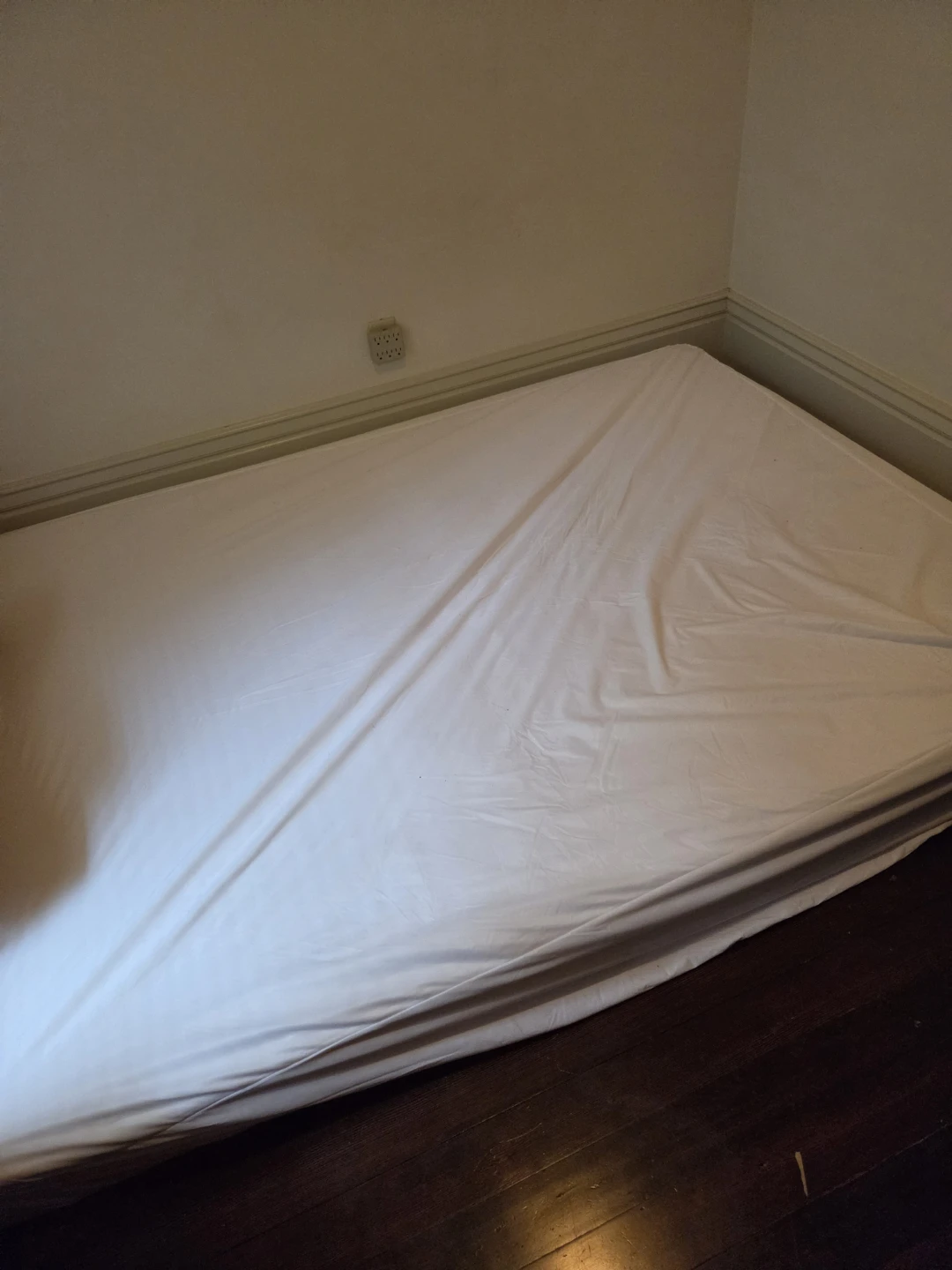 Queen Mattress with fitted sheet