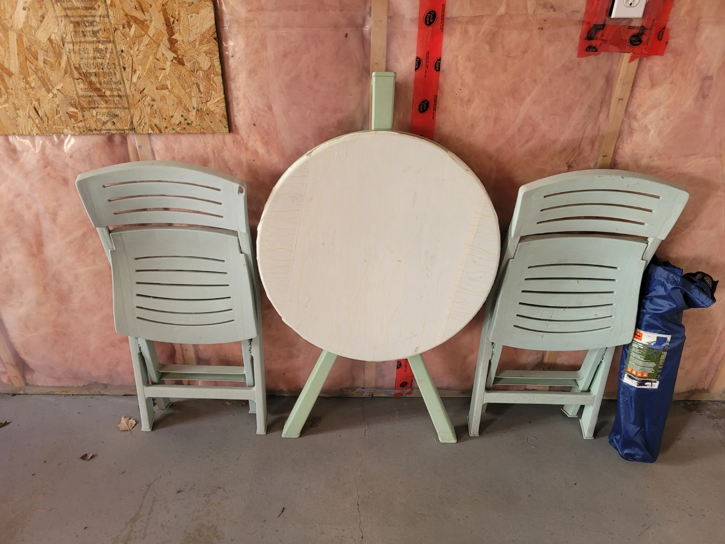 Table with 2 chairs