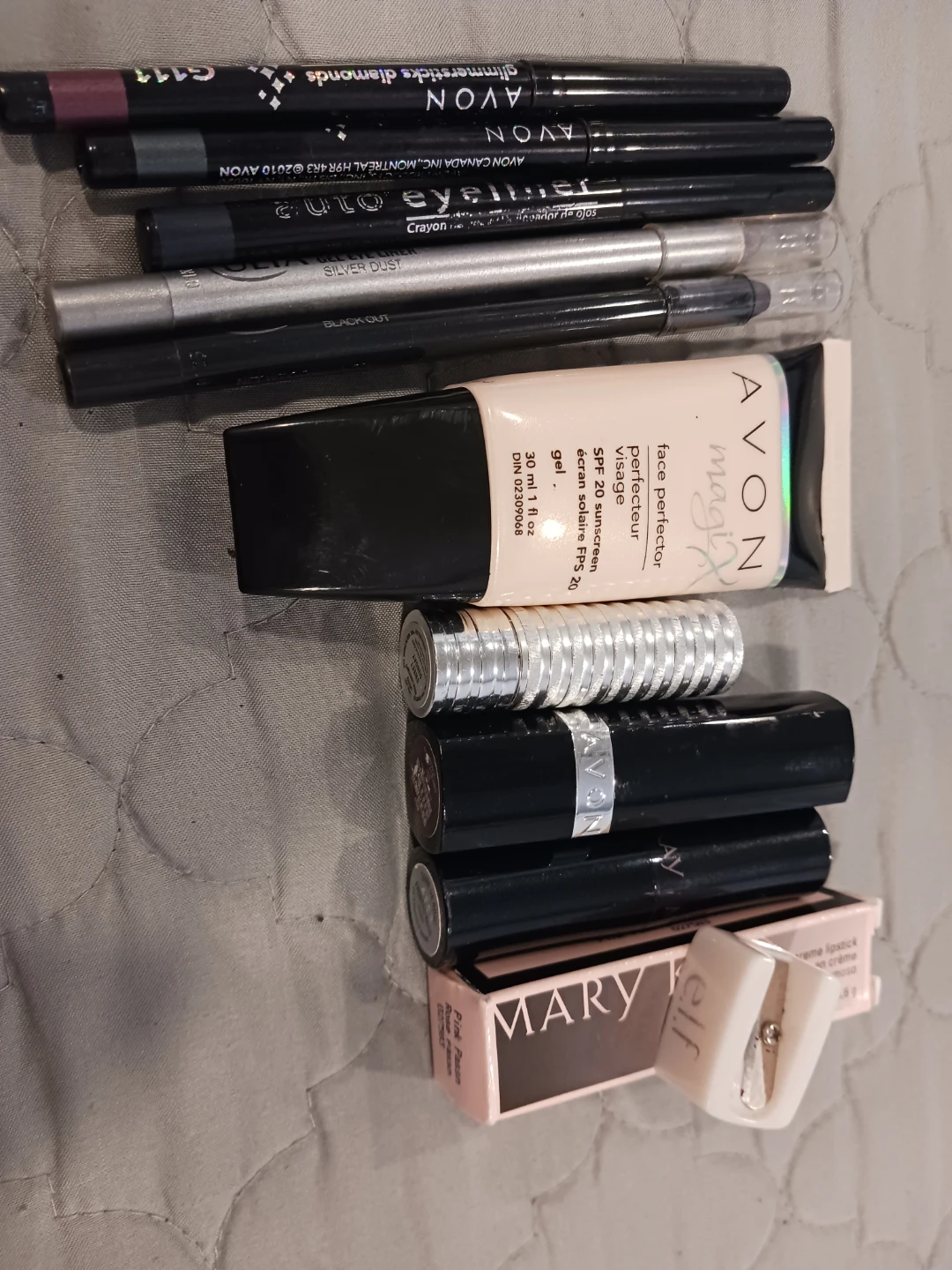 Avon Makeup Bundle - Face Perfector & Lipsticks - photo 2