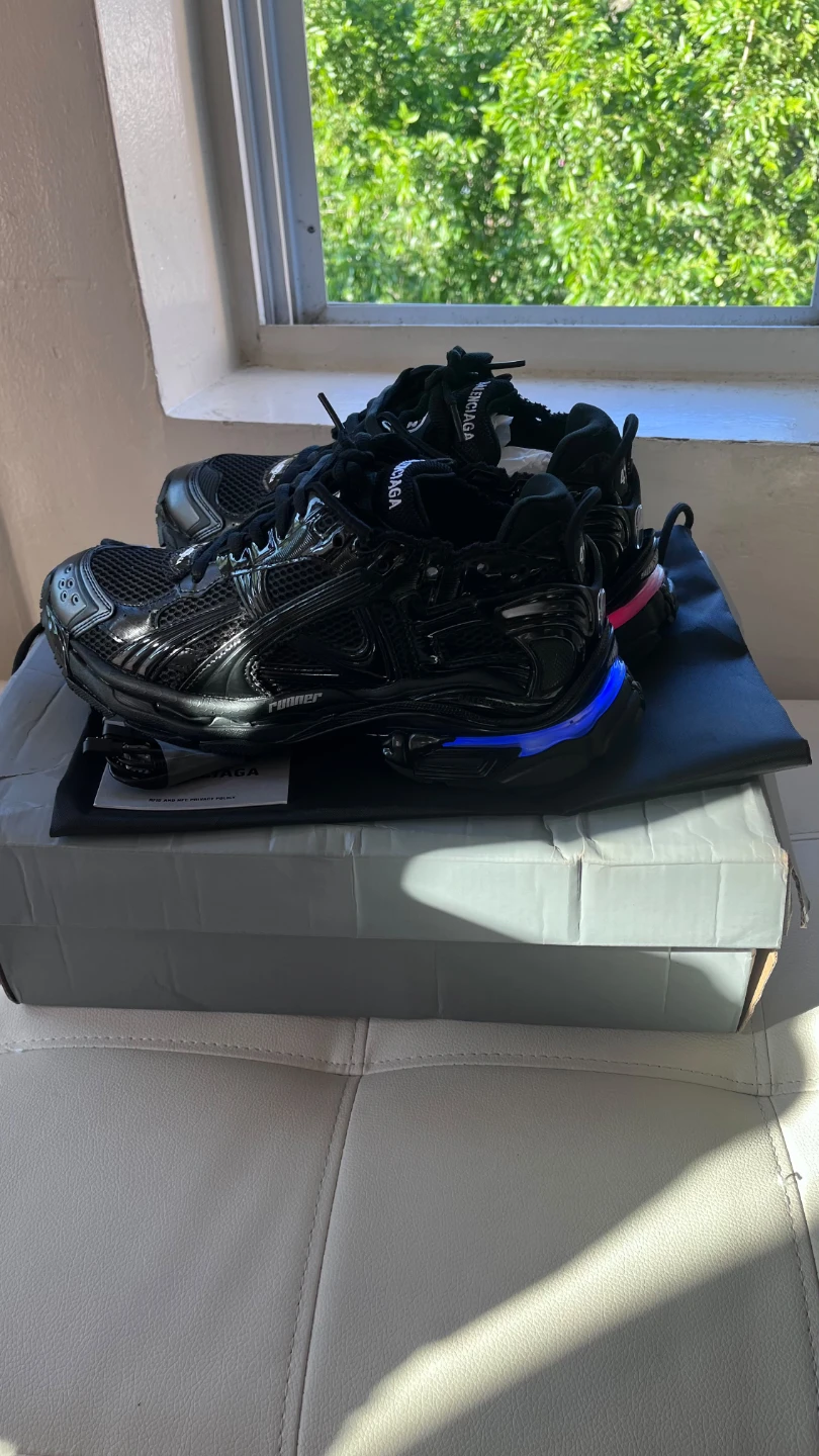 Valenciaga Runner Led size