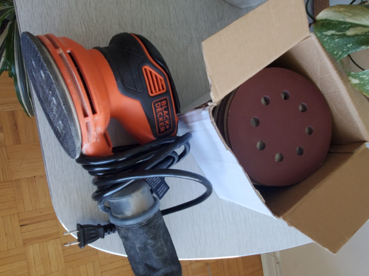 Black+Decker Random Orbital Sander and paper