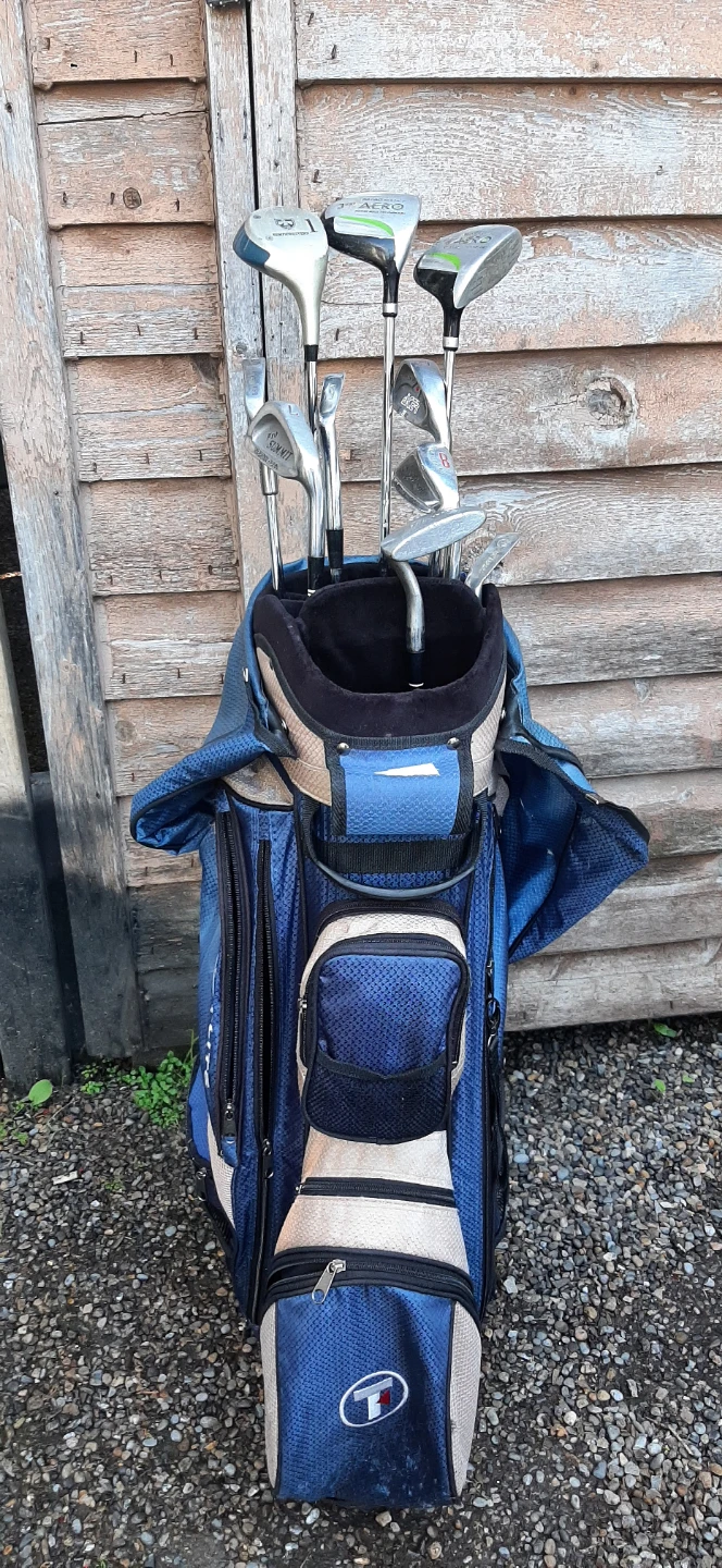 Set Of Men's Right Handed Golf Clubs With Bag
