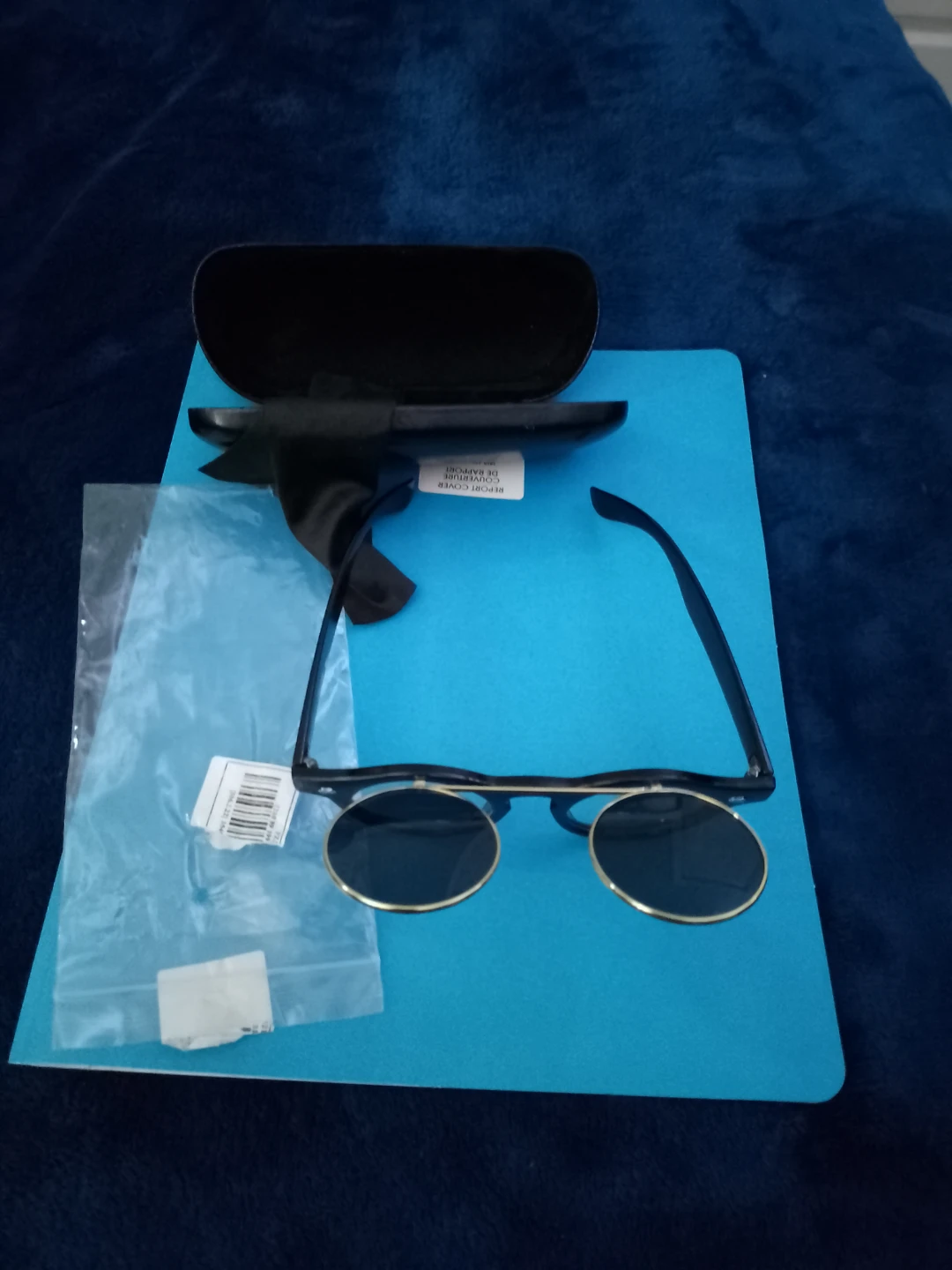 Round Sunglasses with Case