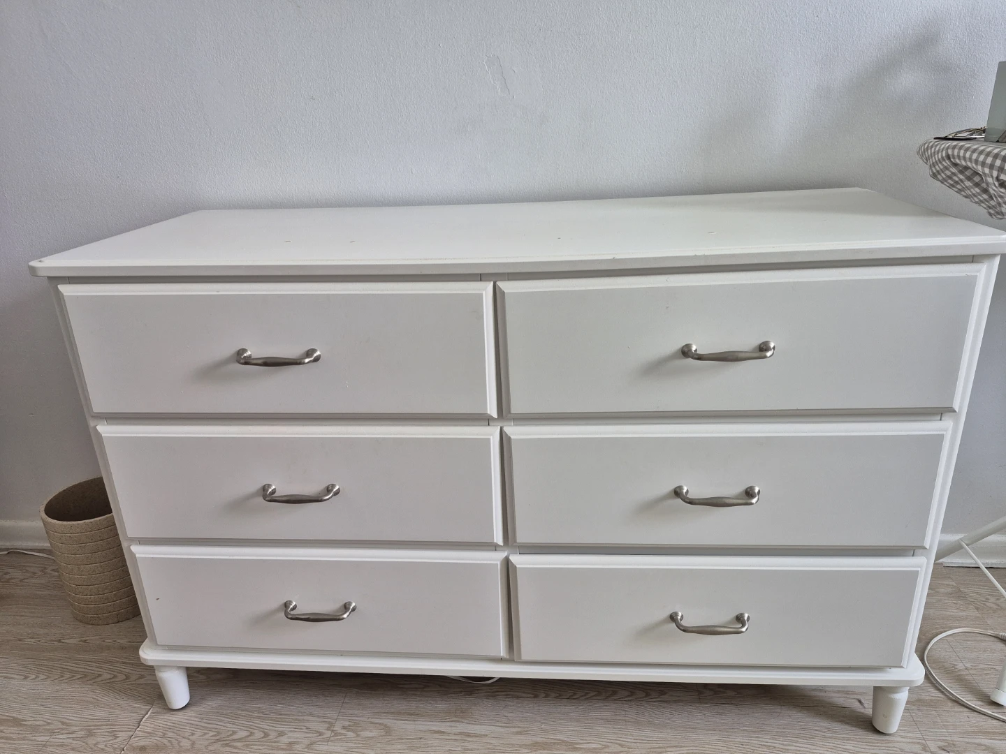 White dresser with 6 drawers