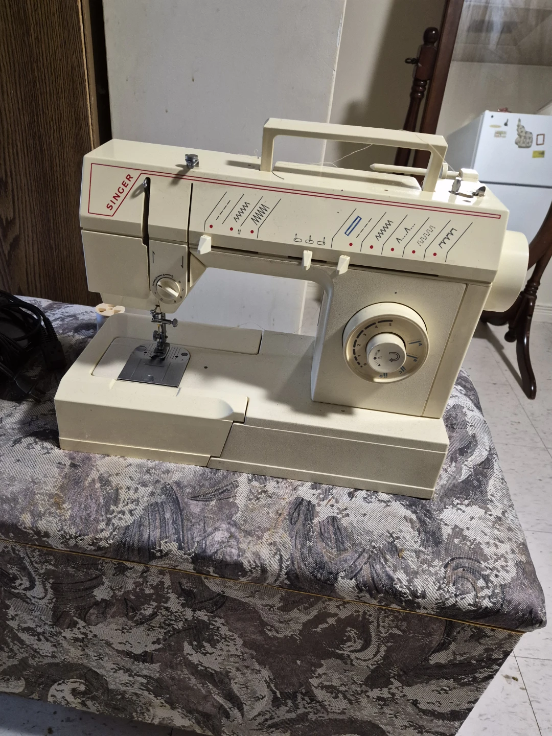 Singer sewing machine - photo 3