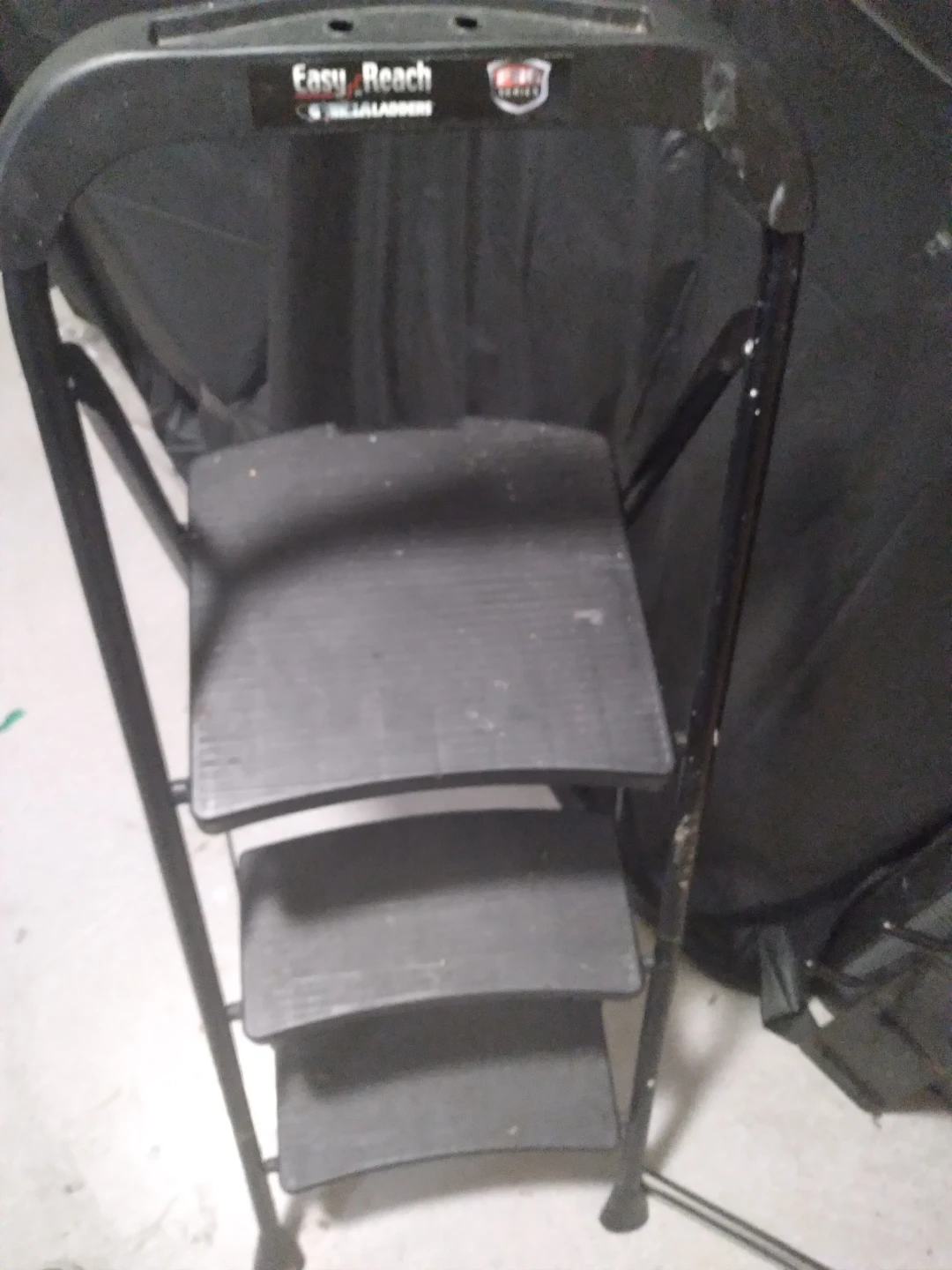 Easy Reach 4-Step Ladder - photo 2