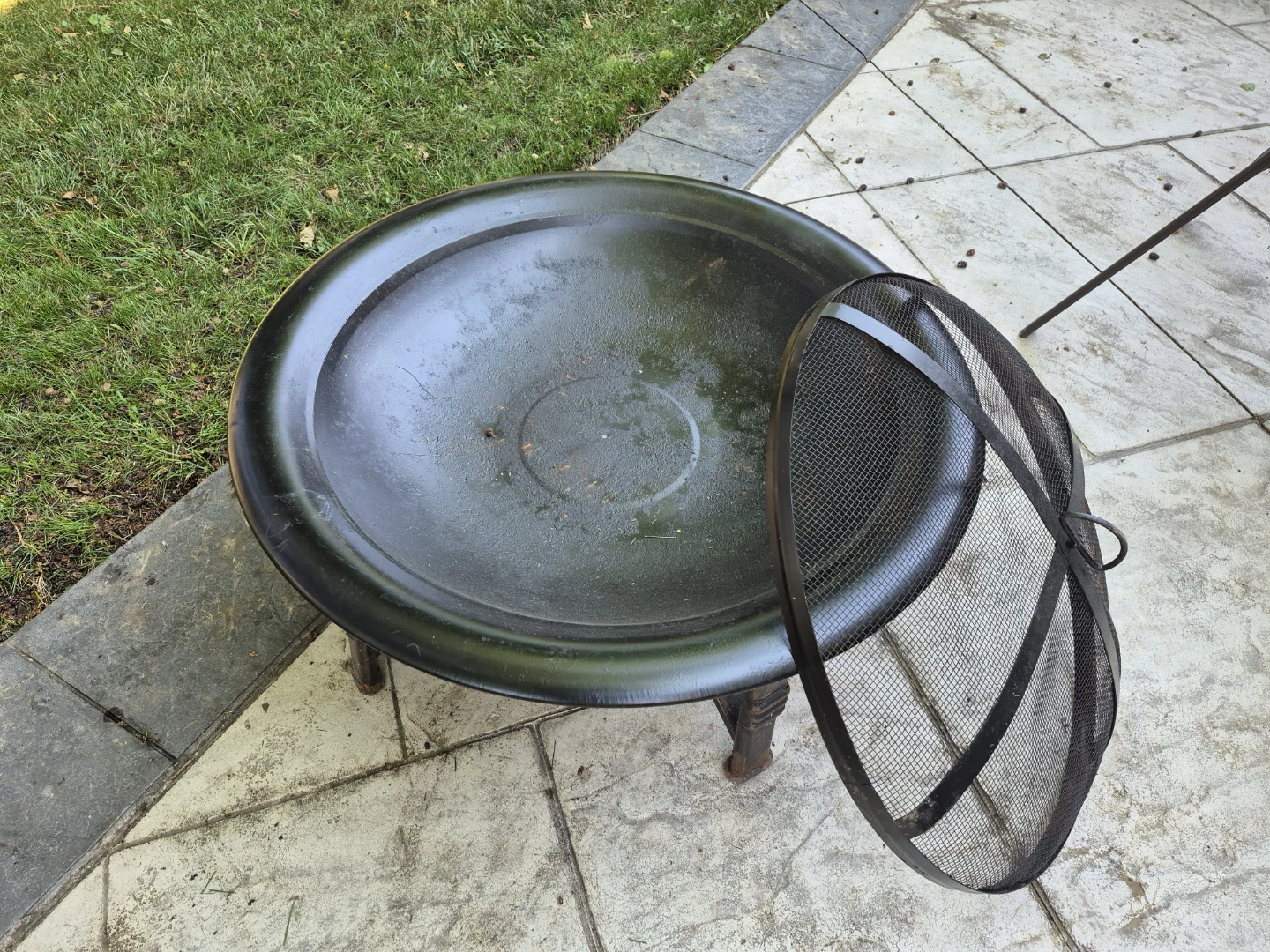 Outdoor fire pit