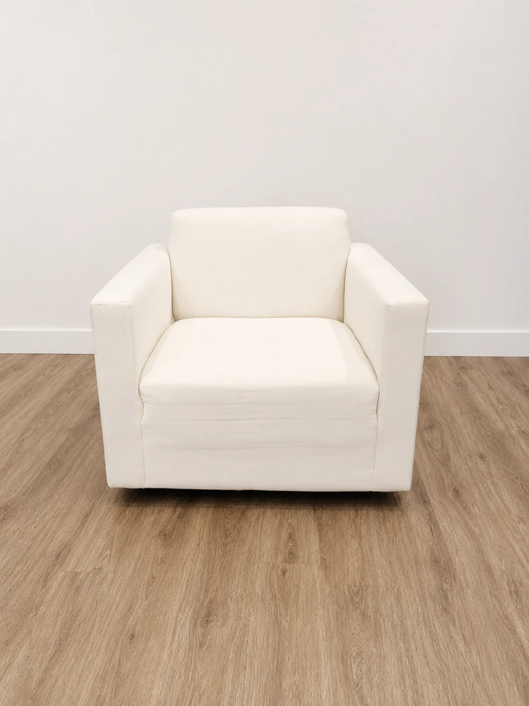 White Accent Chair – Great Condition
