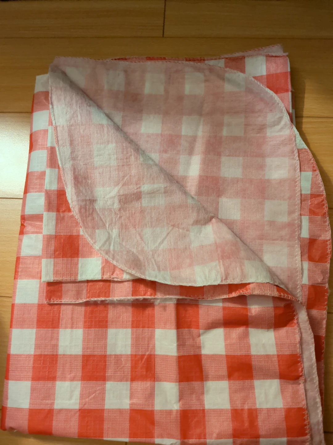 Red and White Gingham Tablecloth - photo 2