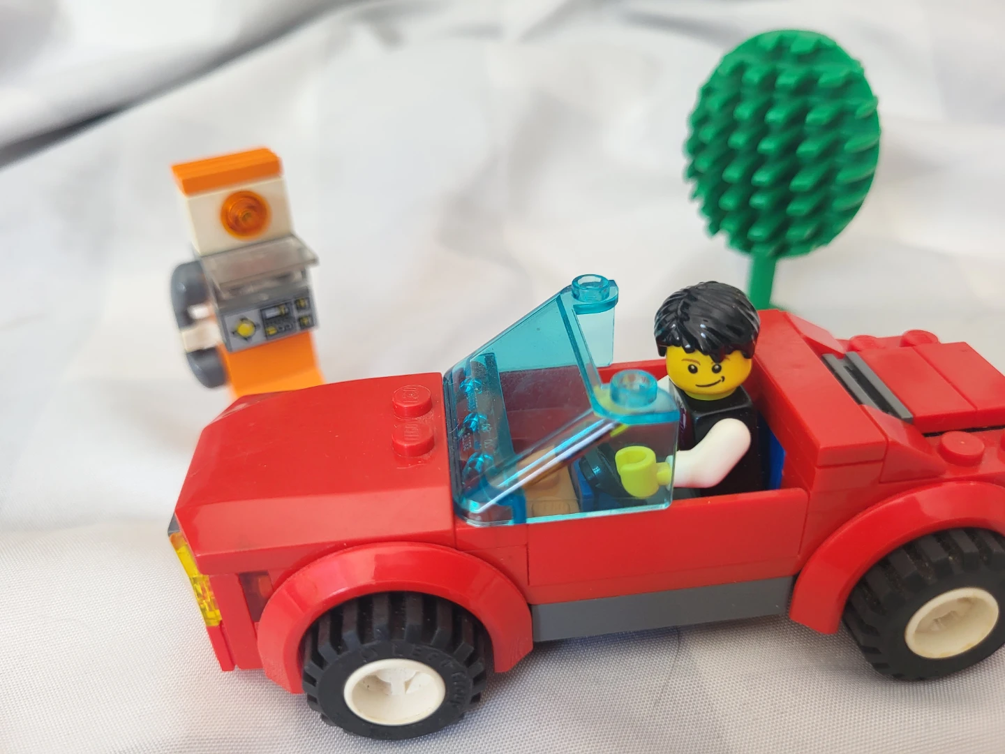 LEGO City Sports Car with Figure, Phone booth and tree - photo 2