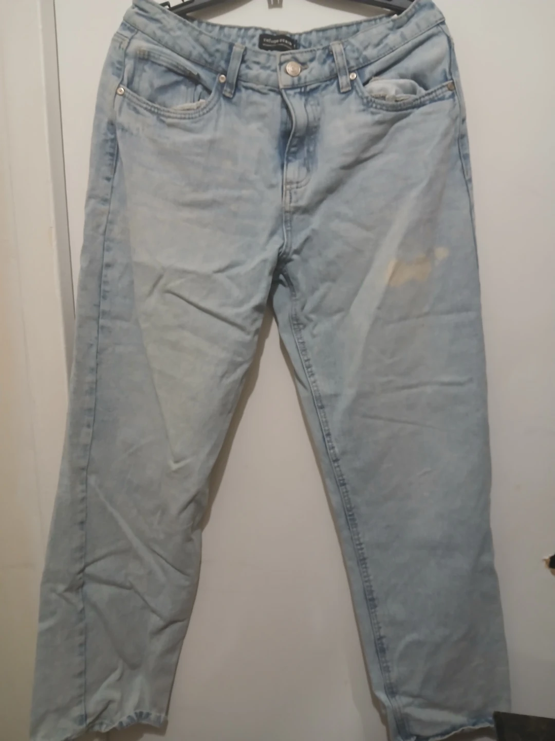Yellow bts tee and light wash jeans with tote - photo 4