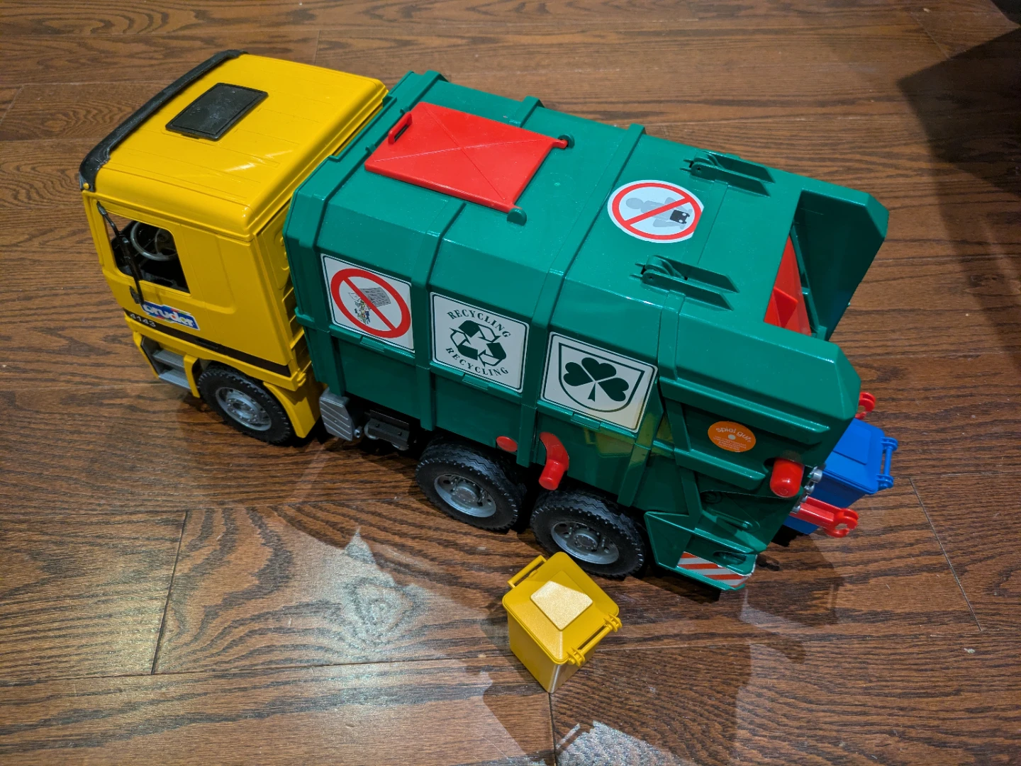 EUC Toy Recycling Truck with 2 bins - photo 3