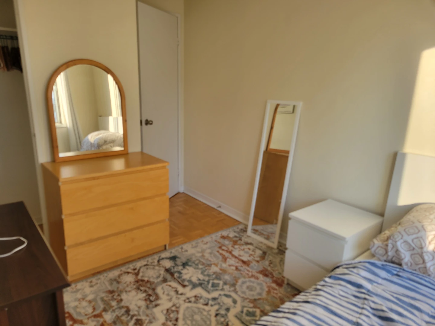 Room for rent. Prefer female. Square One area. - photo 3