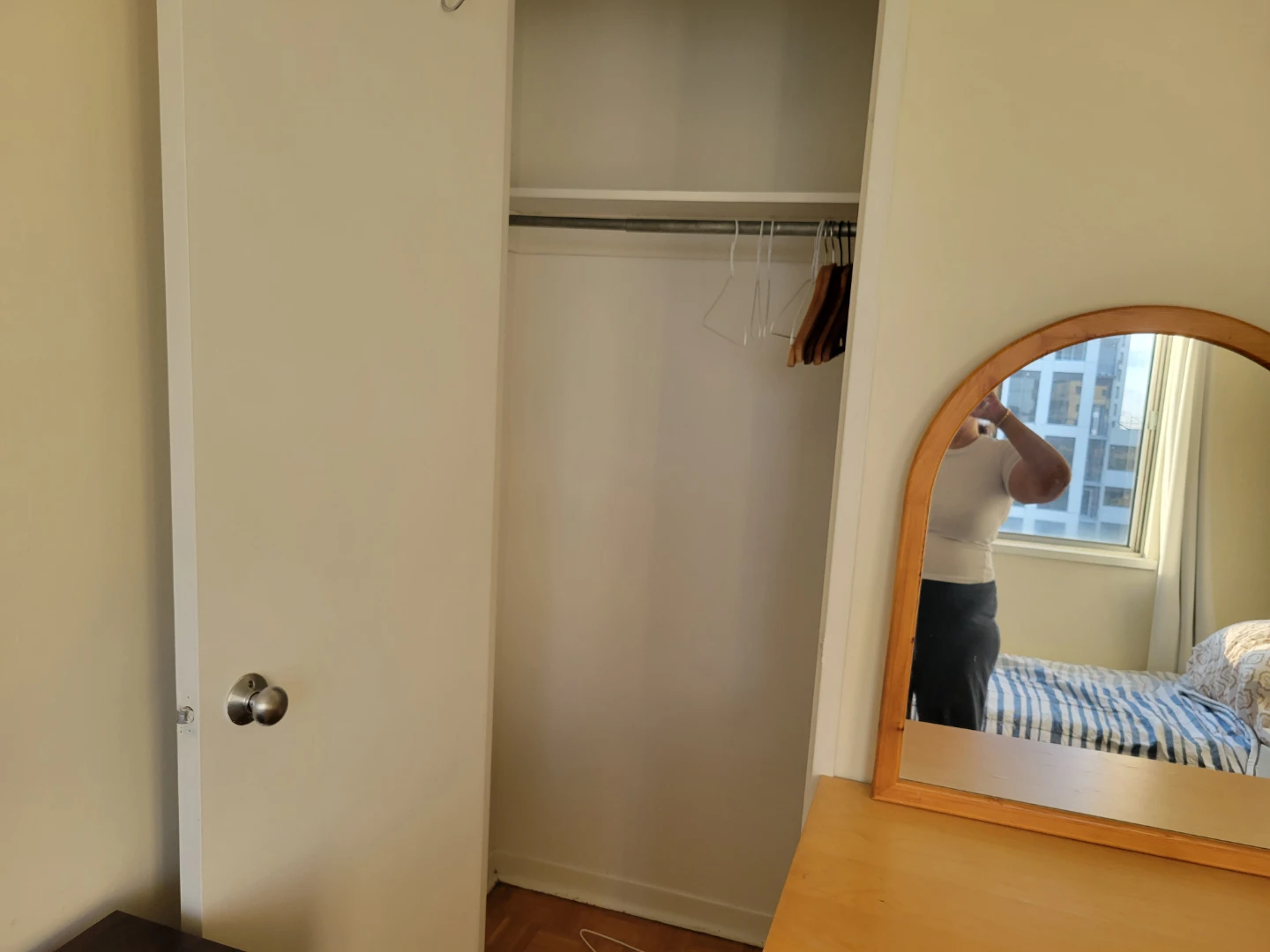 Room for rent. Prefer female. Square One area. - photo 4