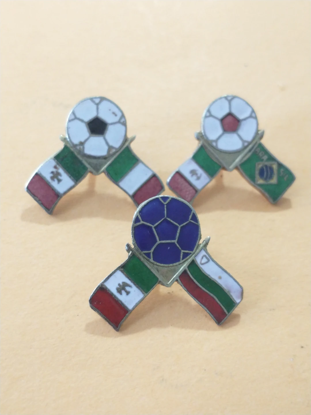1986 Mexico World Cup Set of 3 Flag Pins - photo 2
