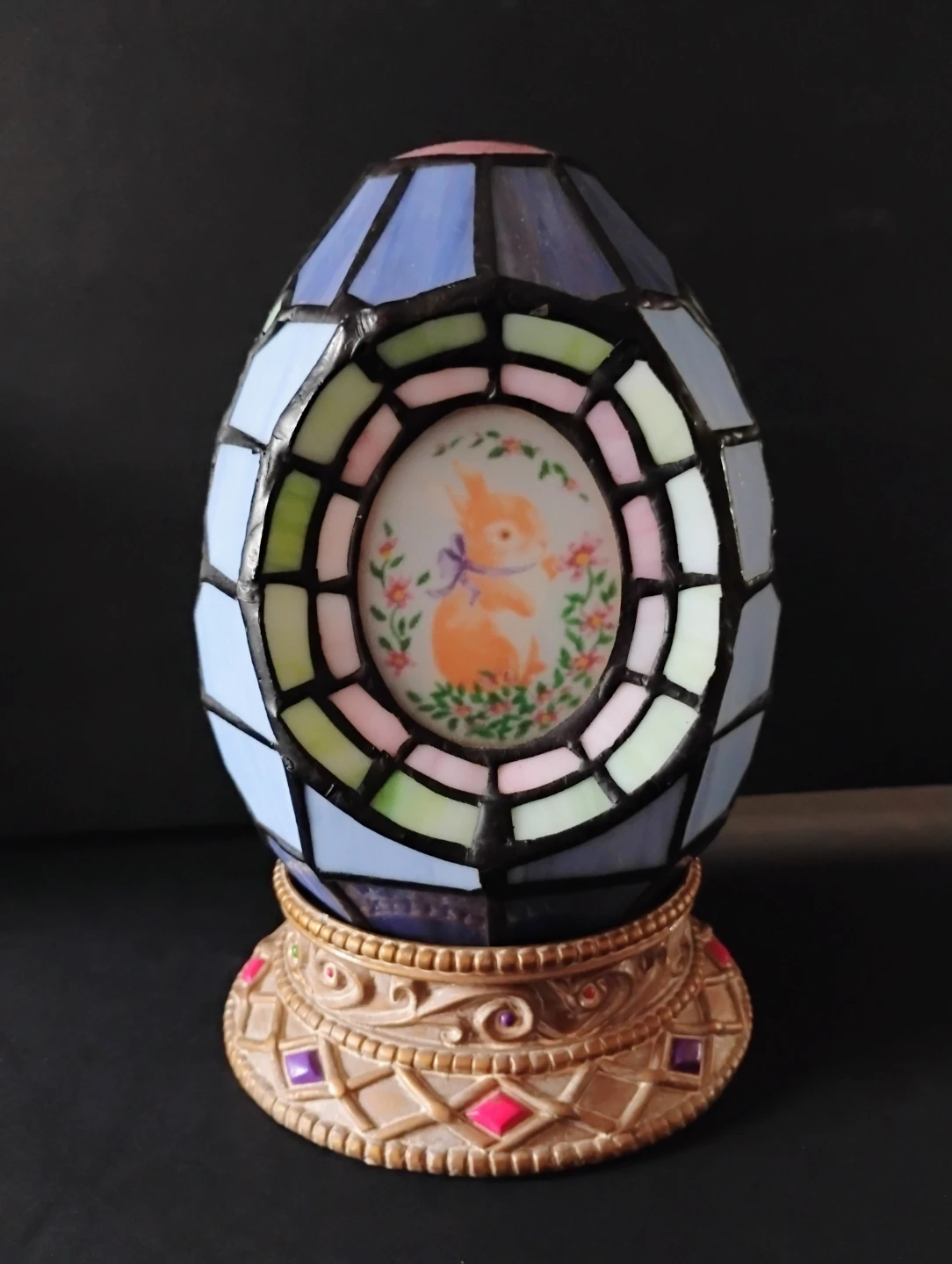 VINTAGE “TIFFANY STYLE” EGG SHAPED LAMP WITH BUNNY RABBIT THEME
