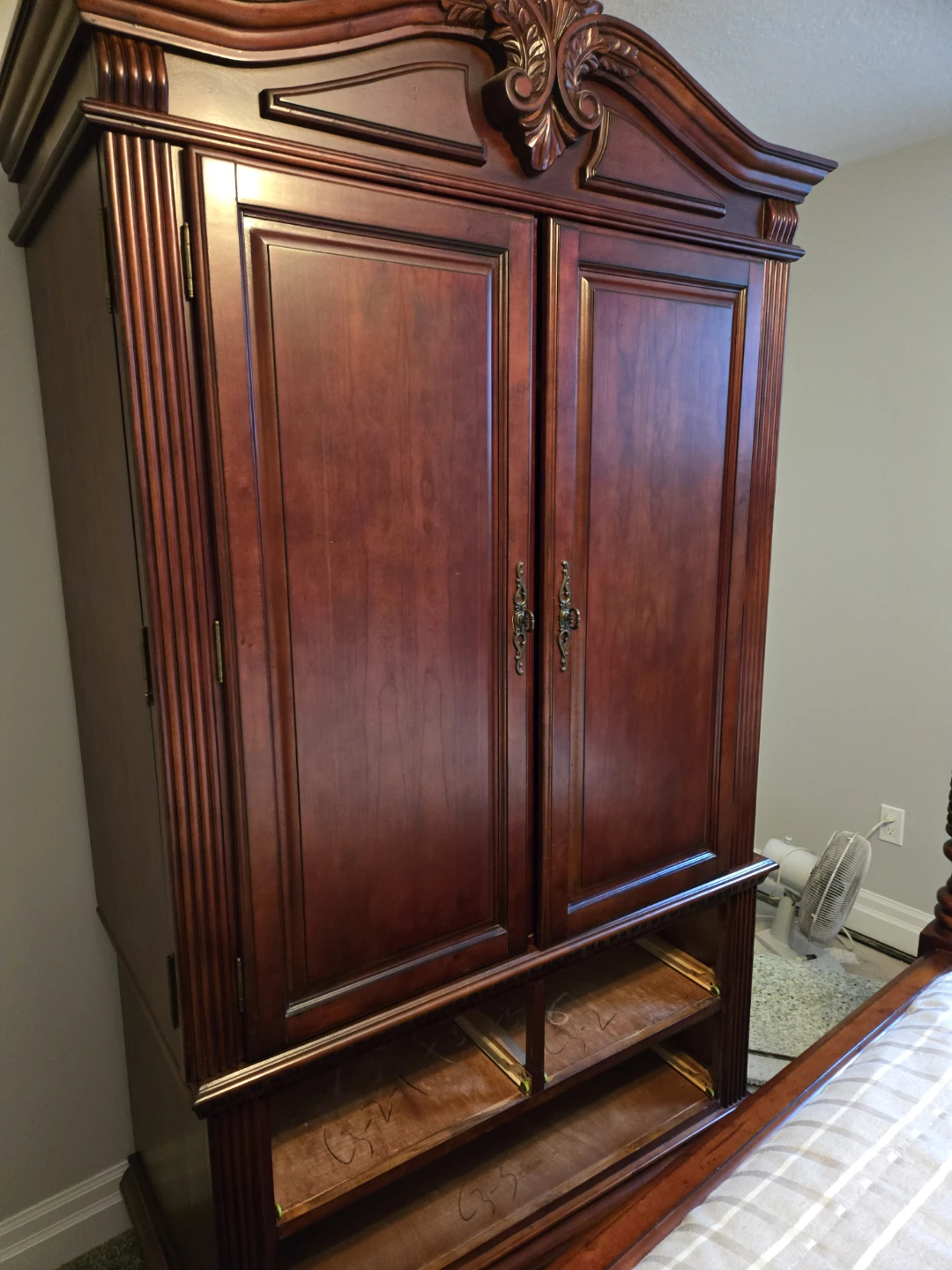 Cherry Wood Bedroom Set (Queen size) - photo 3