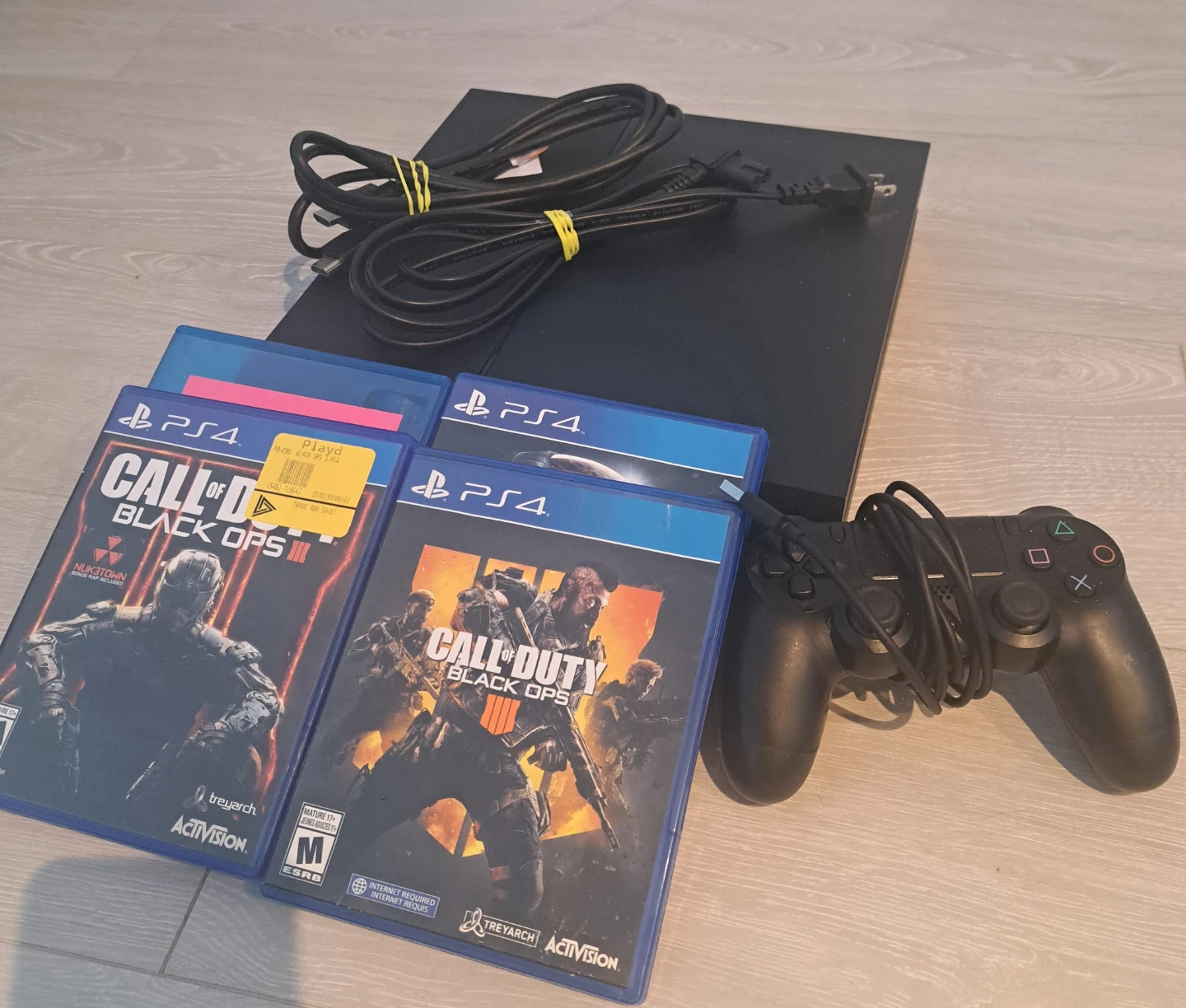 PS4 BUNDLE, INCLUDES A CONTROLLER , 4 GAMES, ALL CORDS