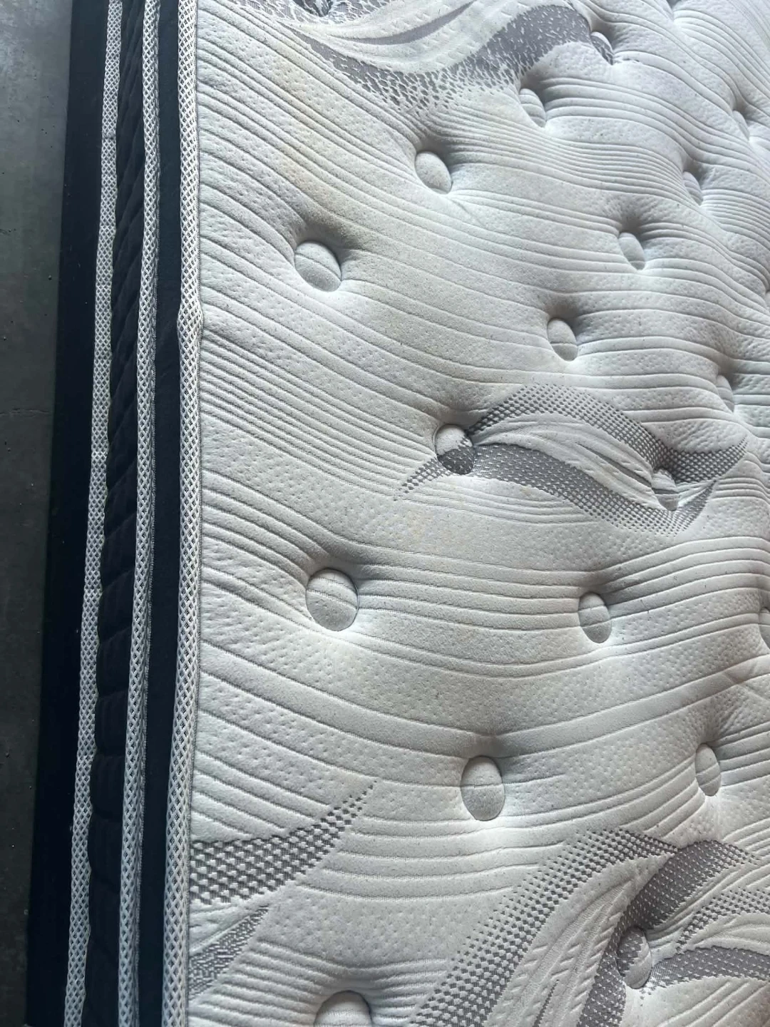 Queen Mattress with box spring/free delivery - photo 2