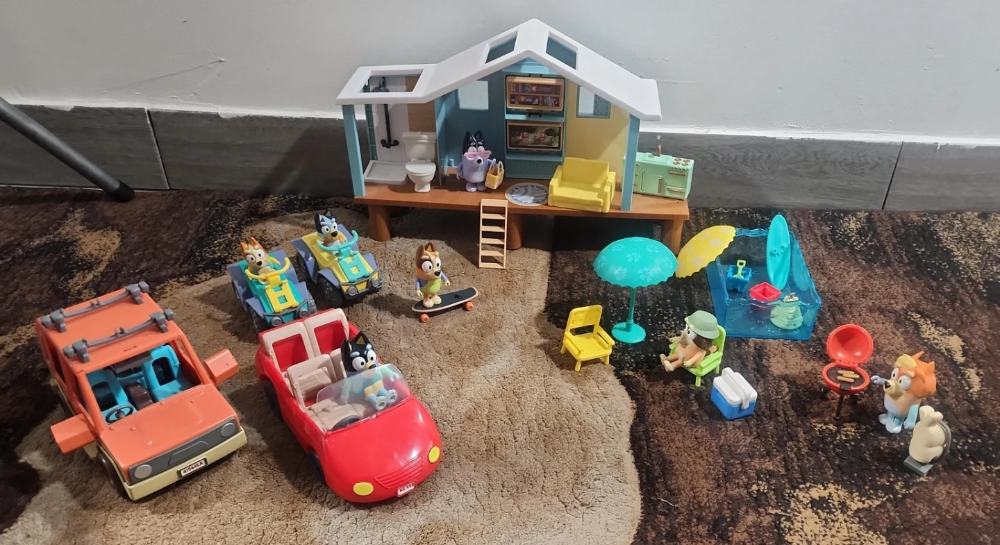 Bluey Family House Playset with Vehicles and Figures