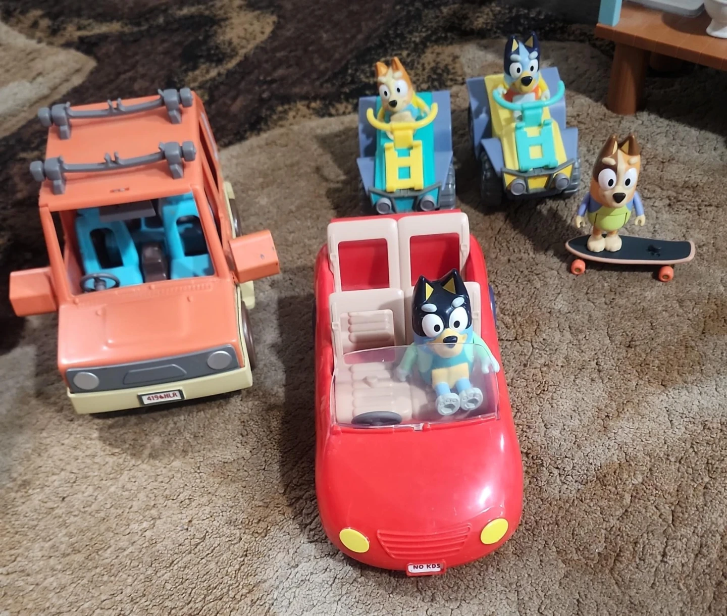 Bluey Family House Playset with Vehicles and Figures - photo 3