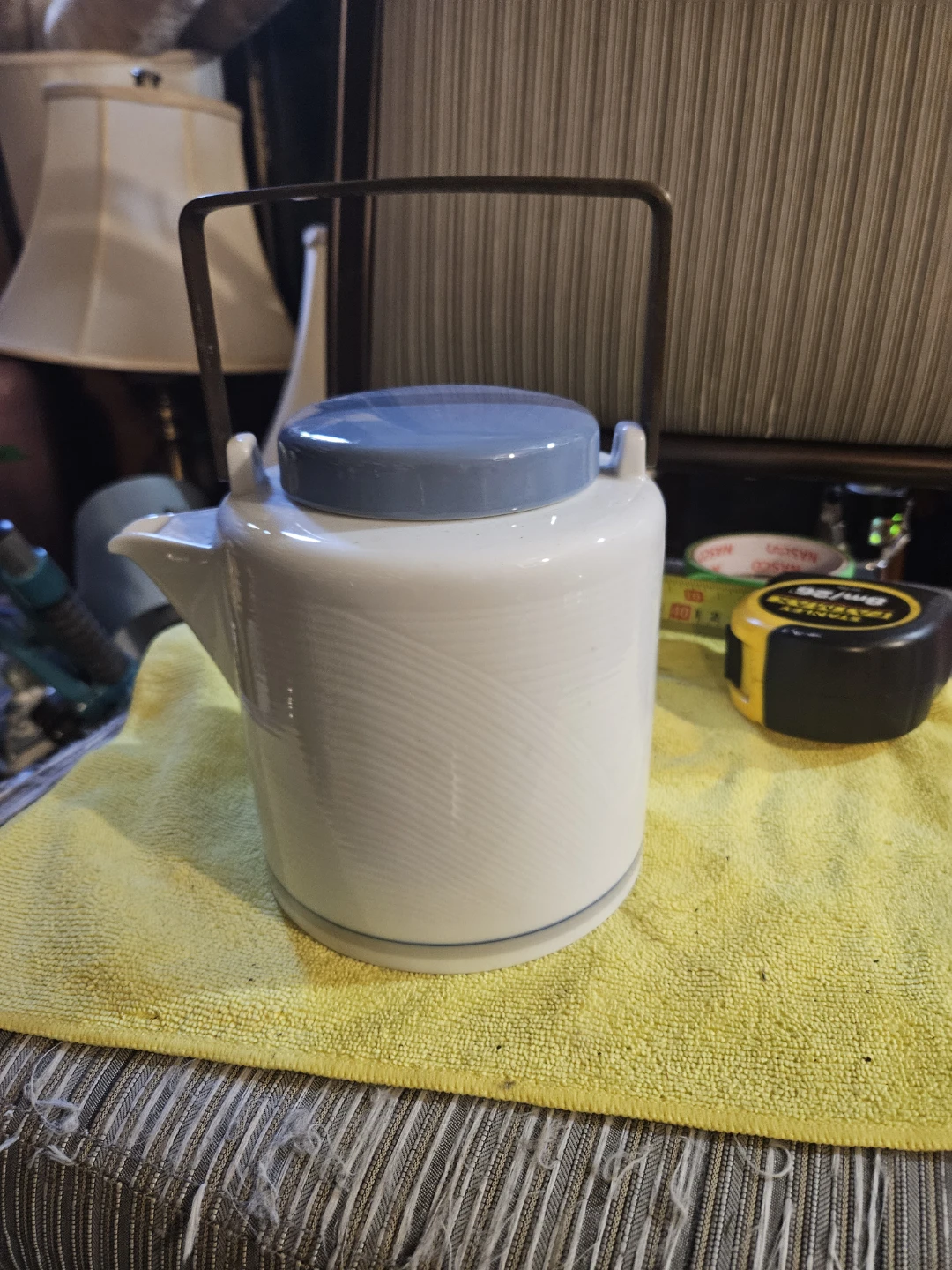 White Ceramic Teapot with Blue Lid and Metal Handle - photo 2