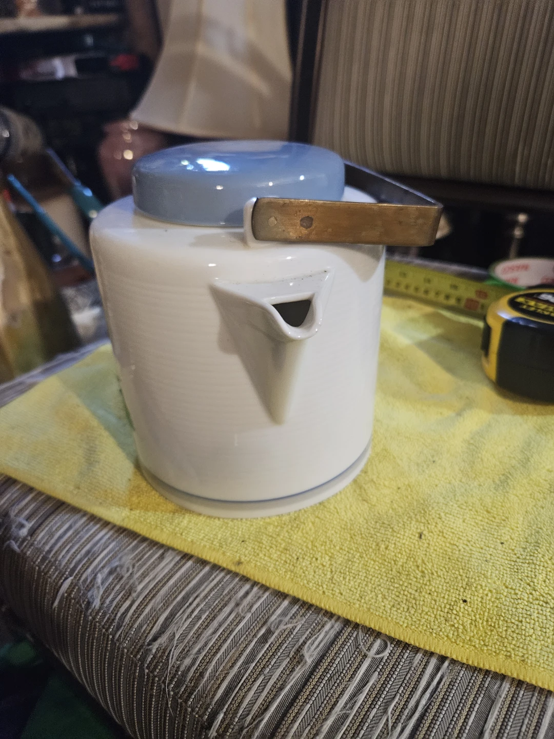 White Ceramic Teapot with Blue Lid and Metal Handle - photo 5