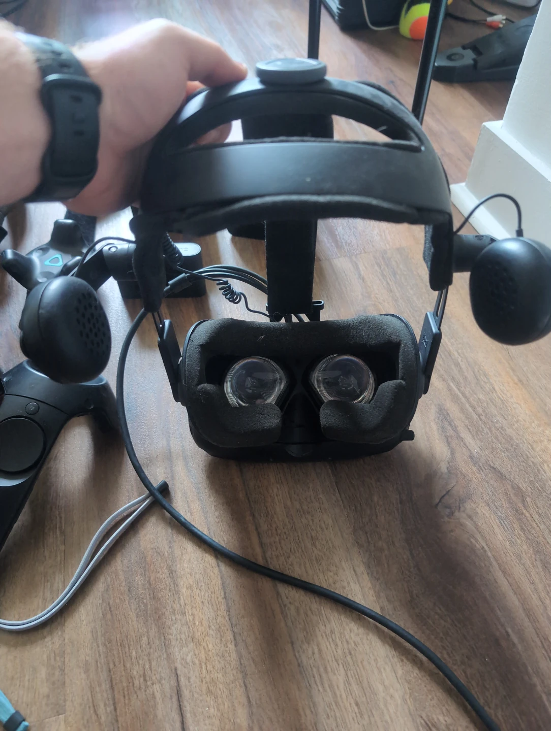 Full & Upgraded HTC Vive Virtual Reality Kit (with body sensors) - photo 2