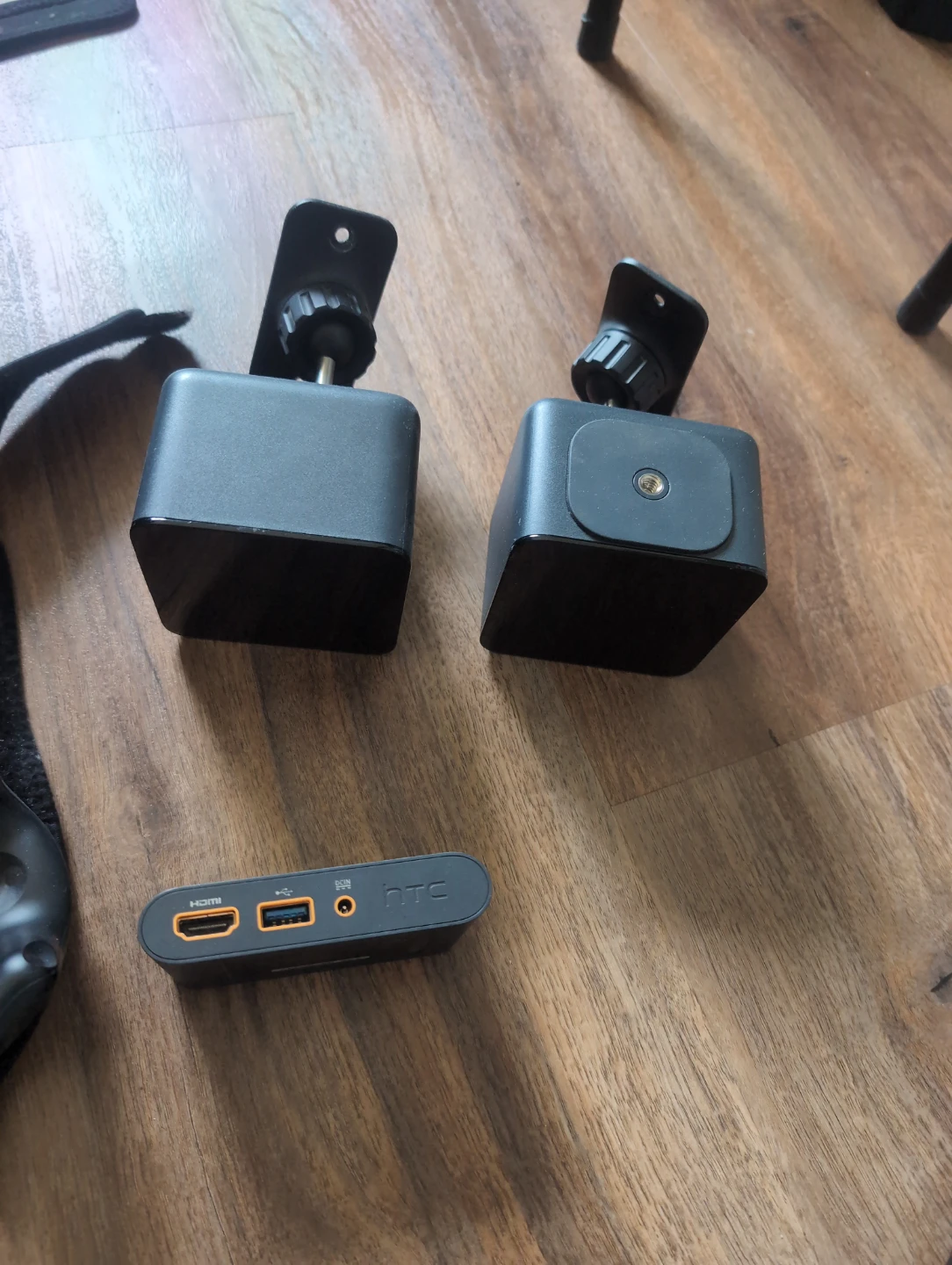 Full & Upgraded HTC Vive Virtual Reality Kit (with body sensors) - photo 4
