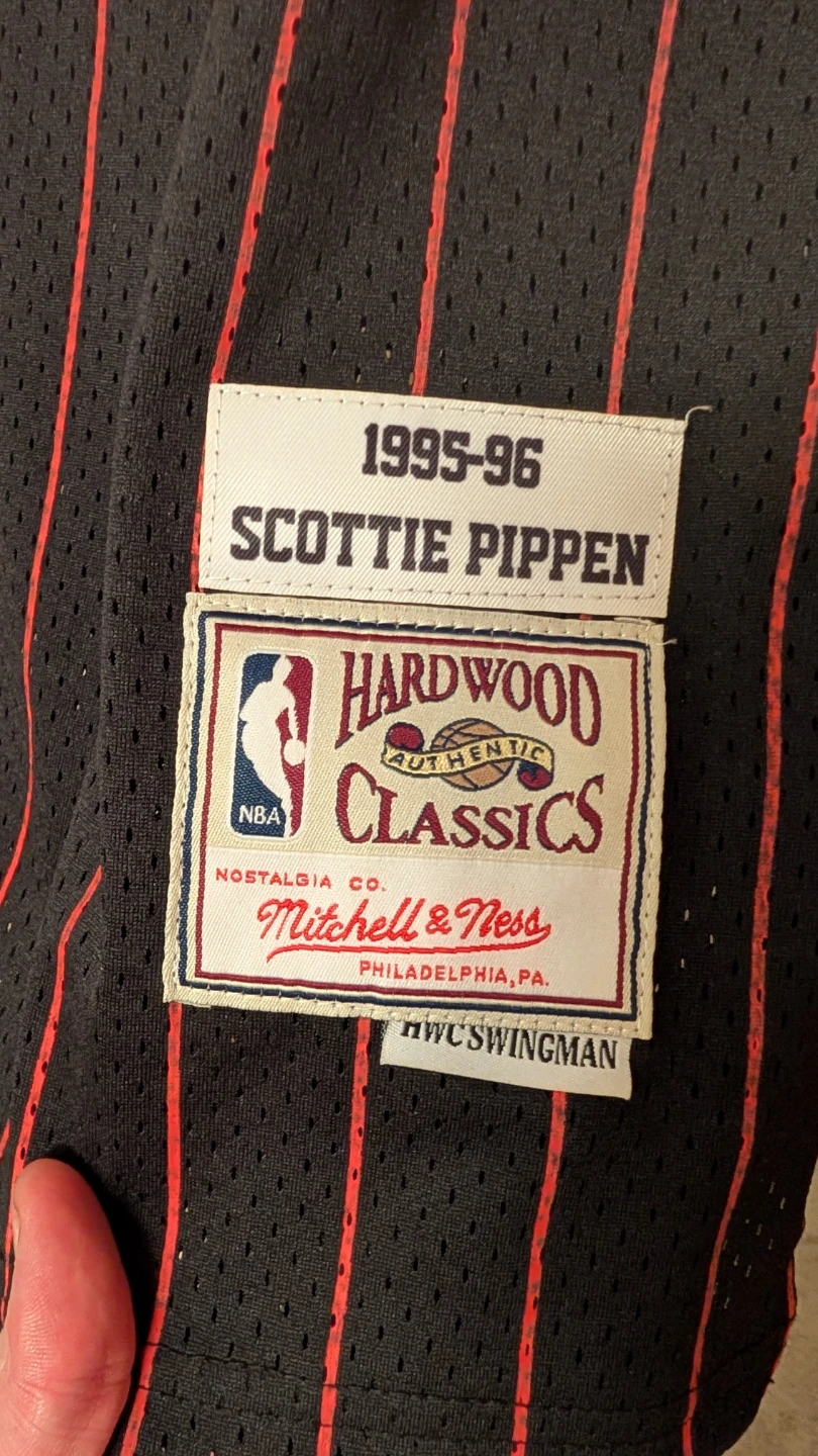 1995-96 Chicago Bulls Scottie Pippen Jersey - photo 4