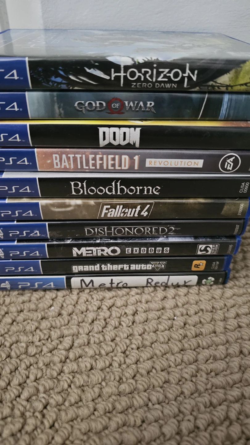 PlayStation 4 Console with 2 Controllers and Games - photo 2